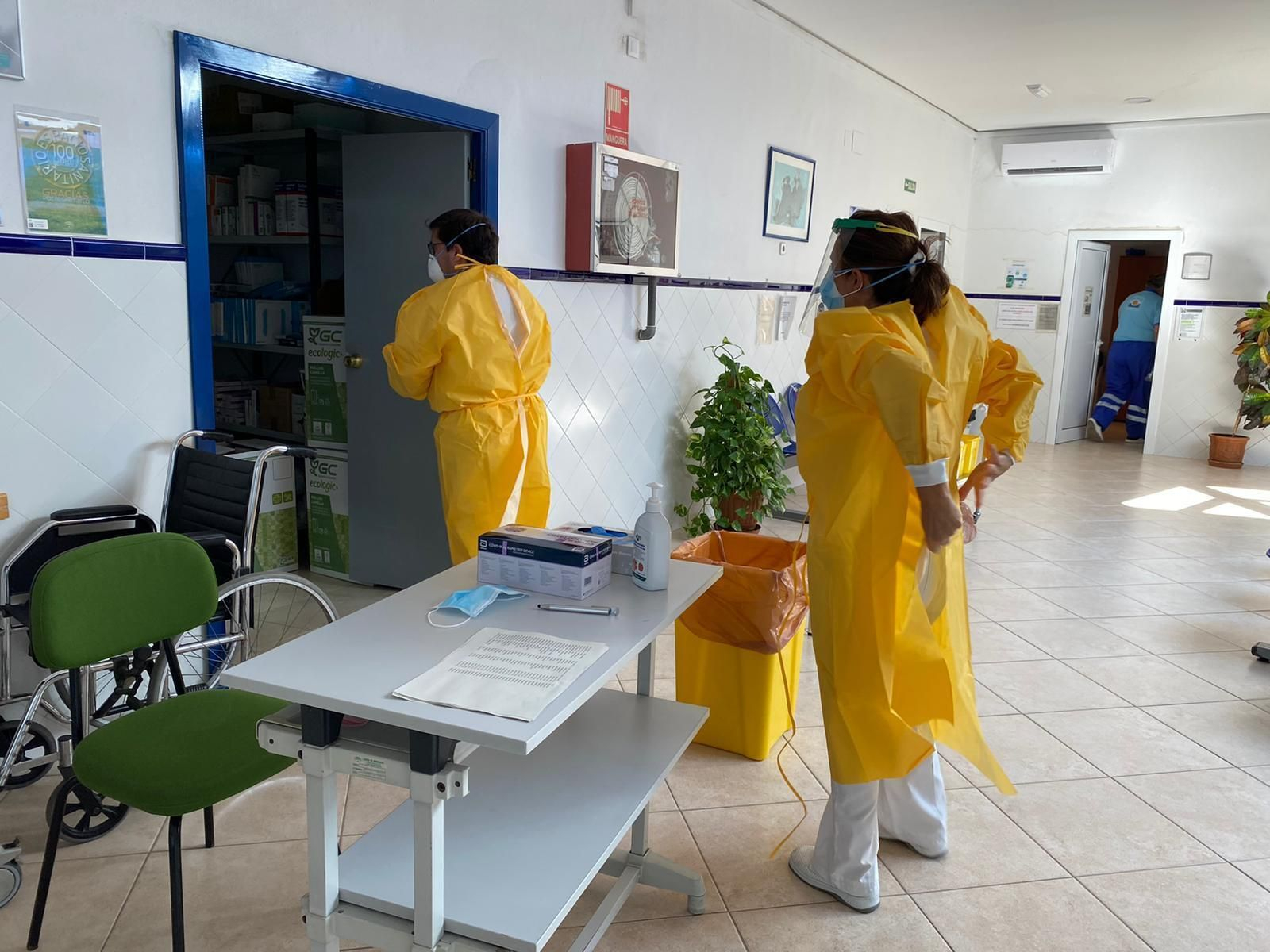 Sanitarios durante el cribado poblacional que Salud realizó entre los vecinos de La Campana.