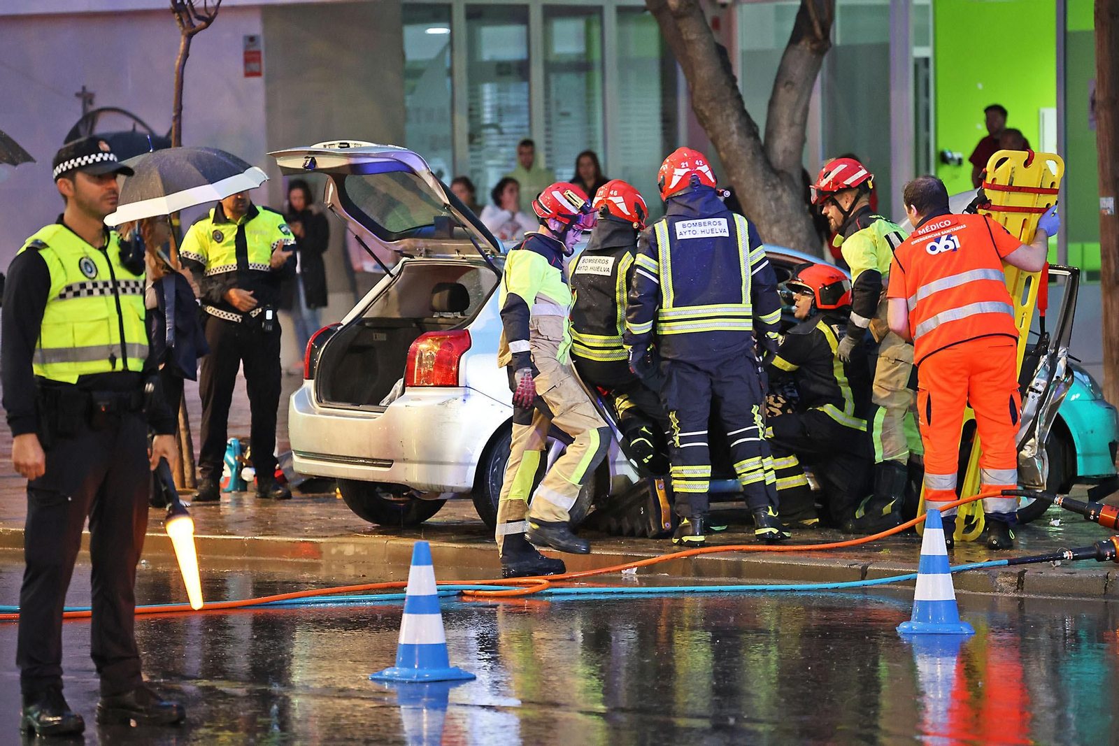 Las espectaculares imágenes del rescate de una persona en un accidente de tráfico en Huelva