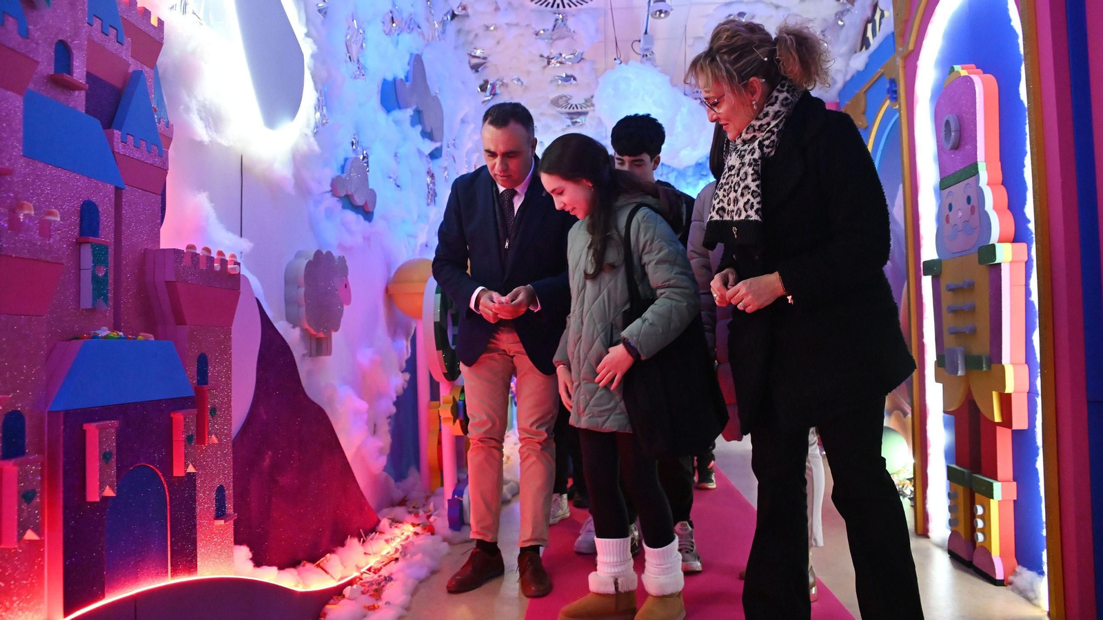El presidente Francis Rodríguez y la diputada Marta Nievas acompañan a unos niños en la inauguración de 'El Mundo de los Sueños'