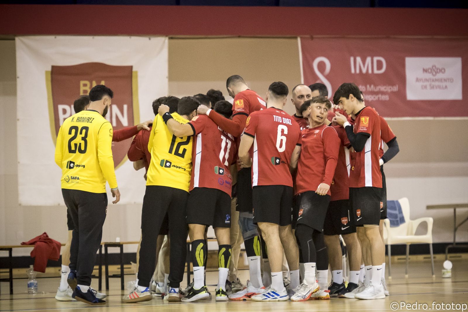 El Cajasol Sevilla BM Proin hace el corro antes del partido contra el Fertiberia Puerto Sagunto.