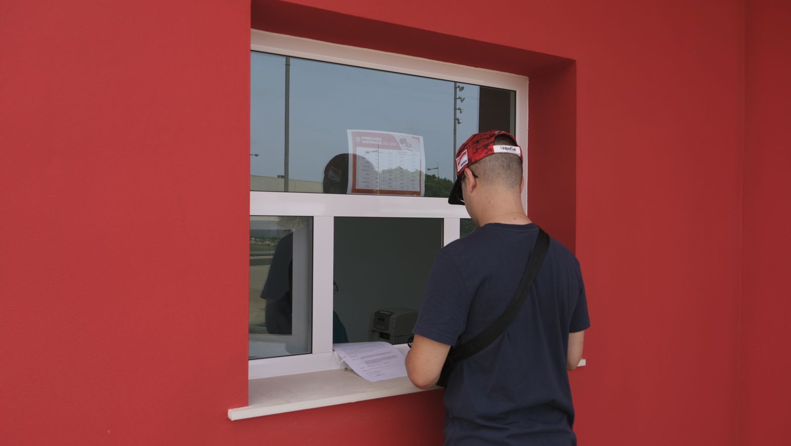 Imágenes de la renovación de los abonos de la U.D. Almería