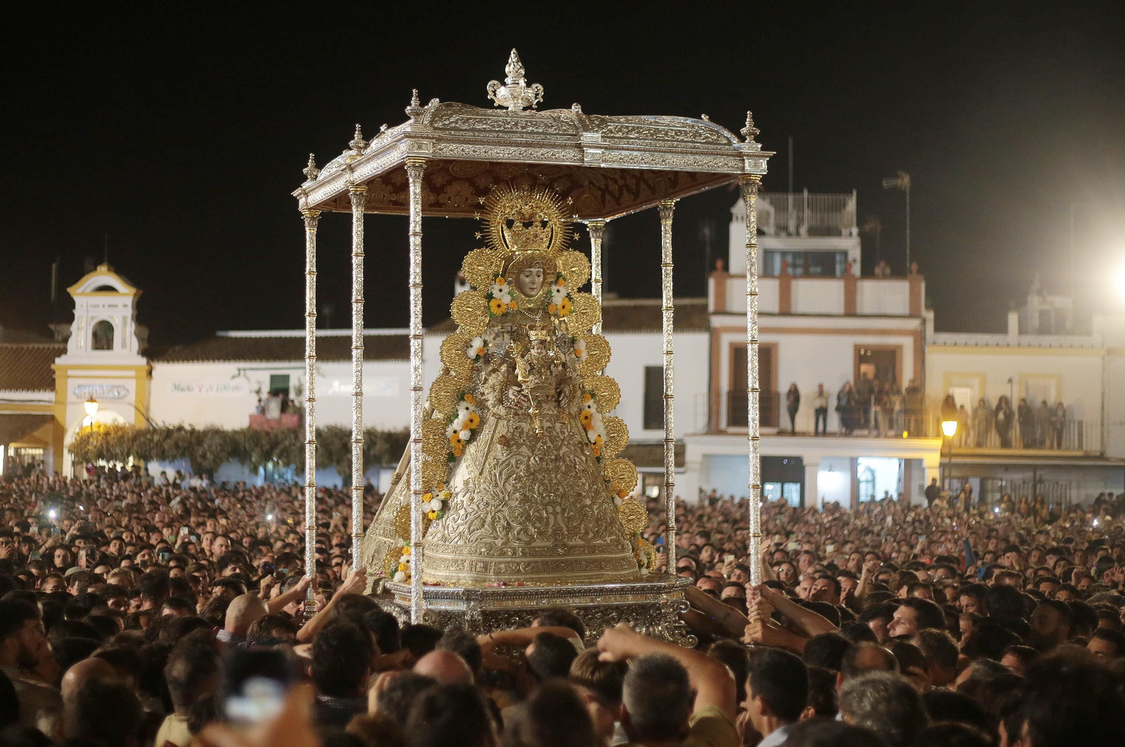 El Rocío 2023: Salto a la reja y procesión de la Virgen del Rocío en imágenes