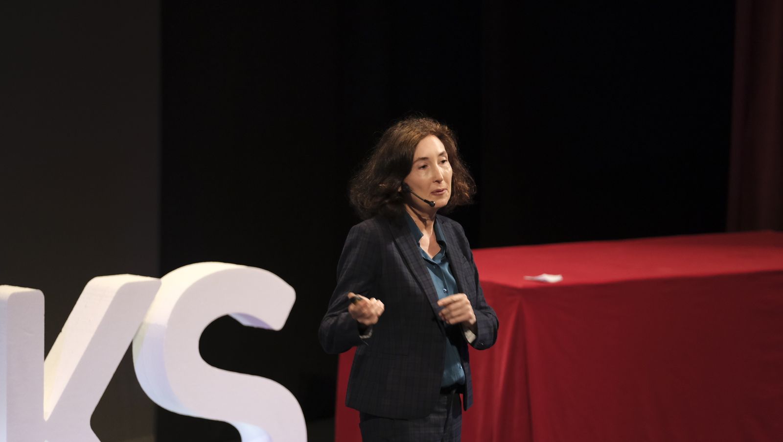 Elsa Punset encantó por su facilidad en la conexión que mantuvo con el público asistente a este acto.