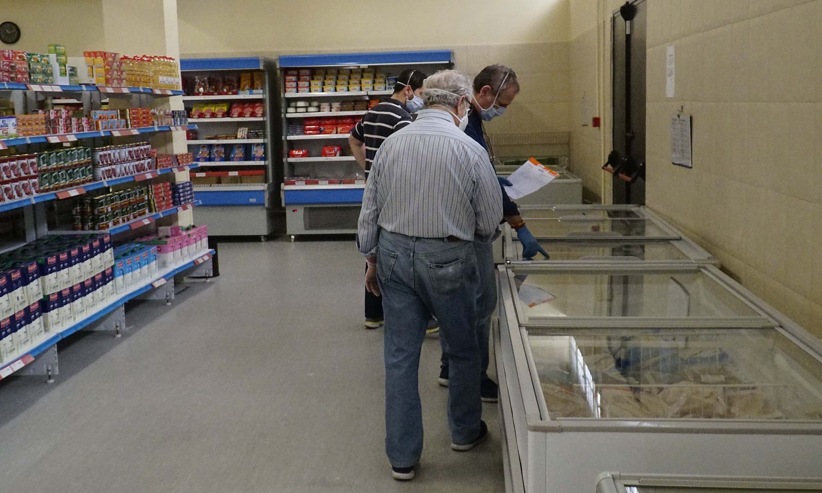 Coronavirus en Sevilla: Visita al economato social de las hermandades en el casco antiguo