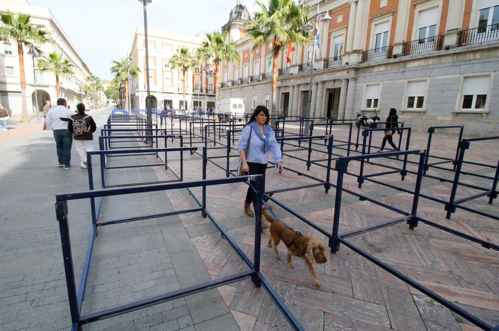 Imágenes del montaje de los palcos para la Semana Santa onubense