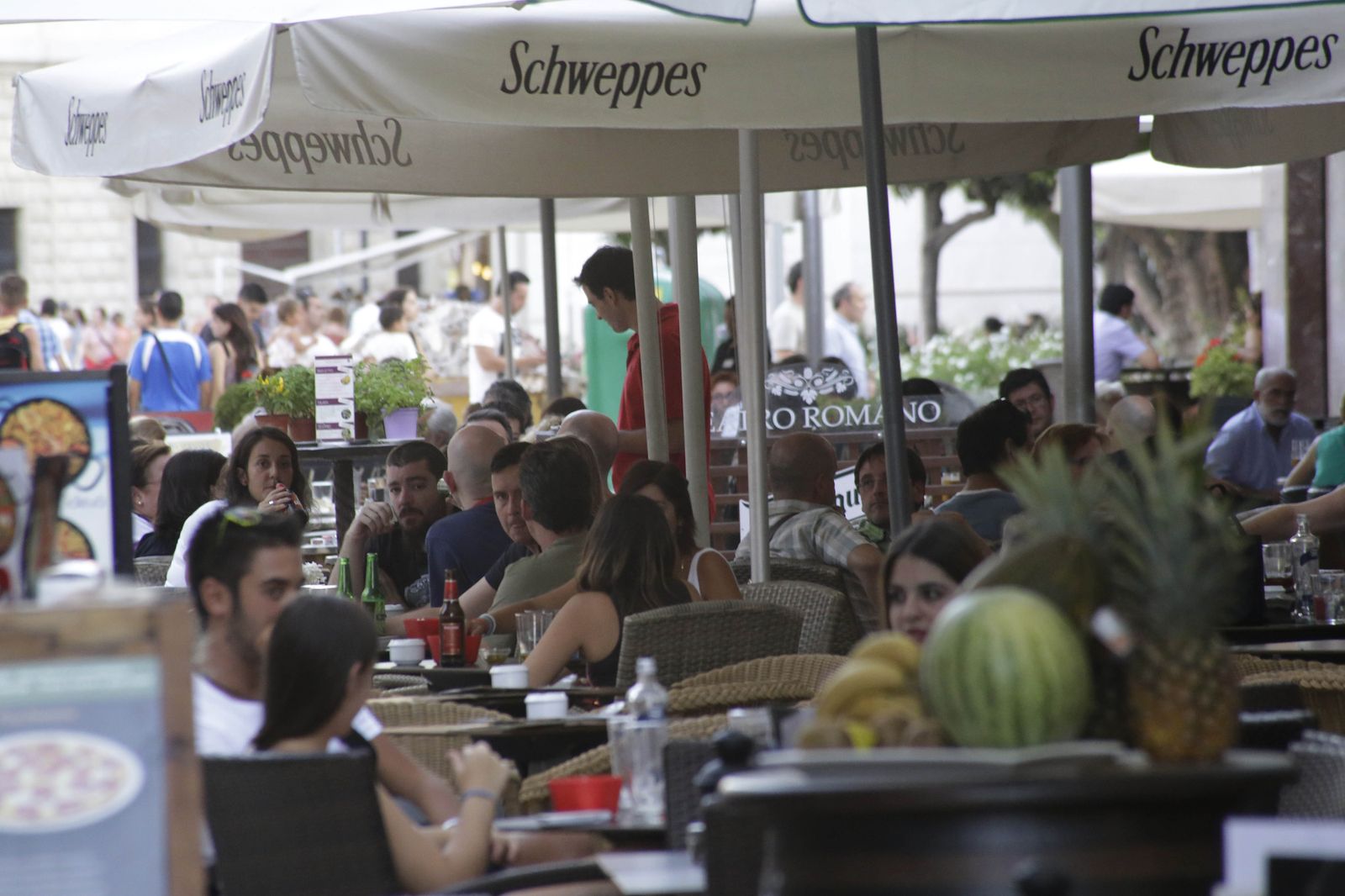 Numerosas personas en un restaurante de Málaga.