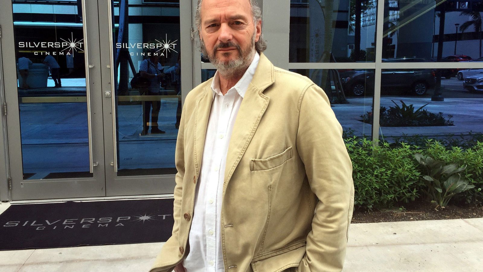 El cineasta Sergio Cabrera retratado en Miami en 2019.