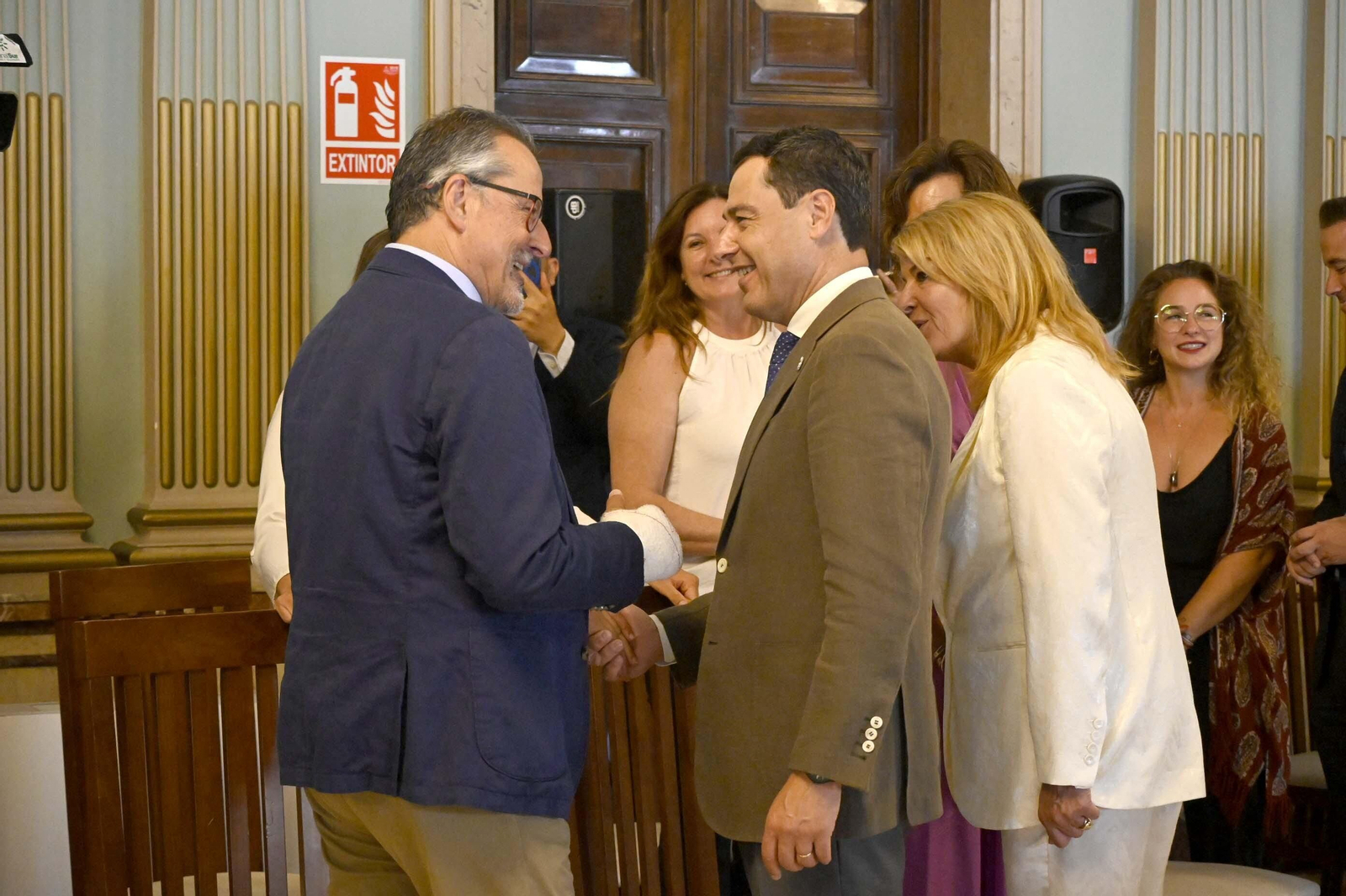 Visita de Juanma Moreno al Ayuntamiento de Huelva, en Imágenes
