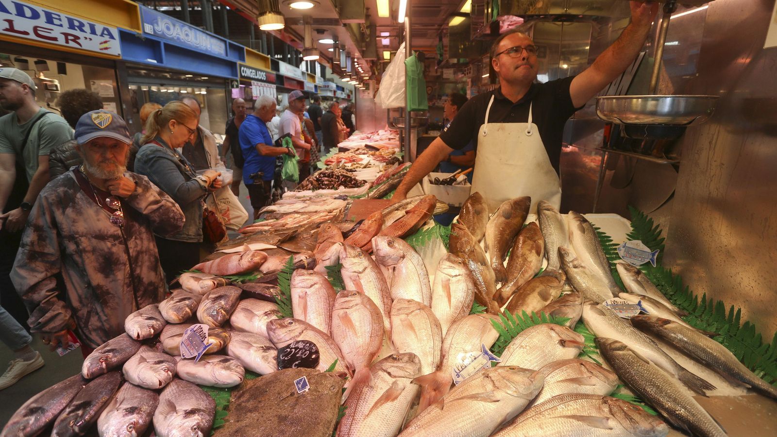 Manuel Belman pesa uno de sus pescados.