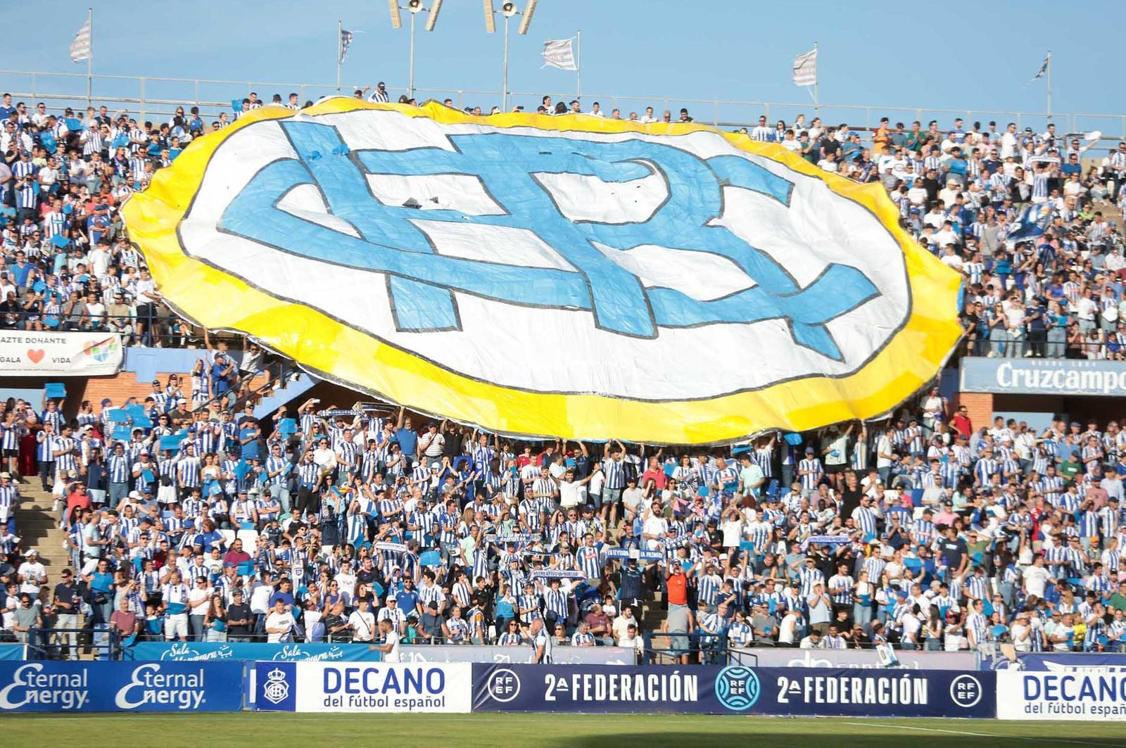 Tifo del día del ascenso a Primera RFEF.