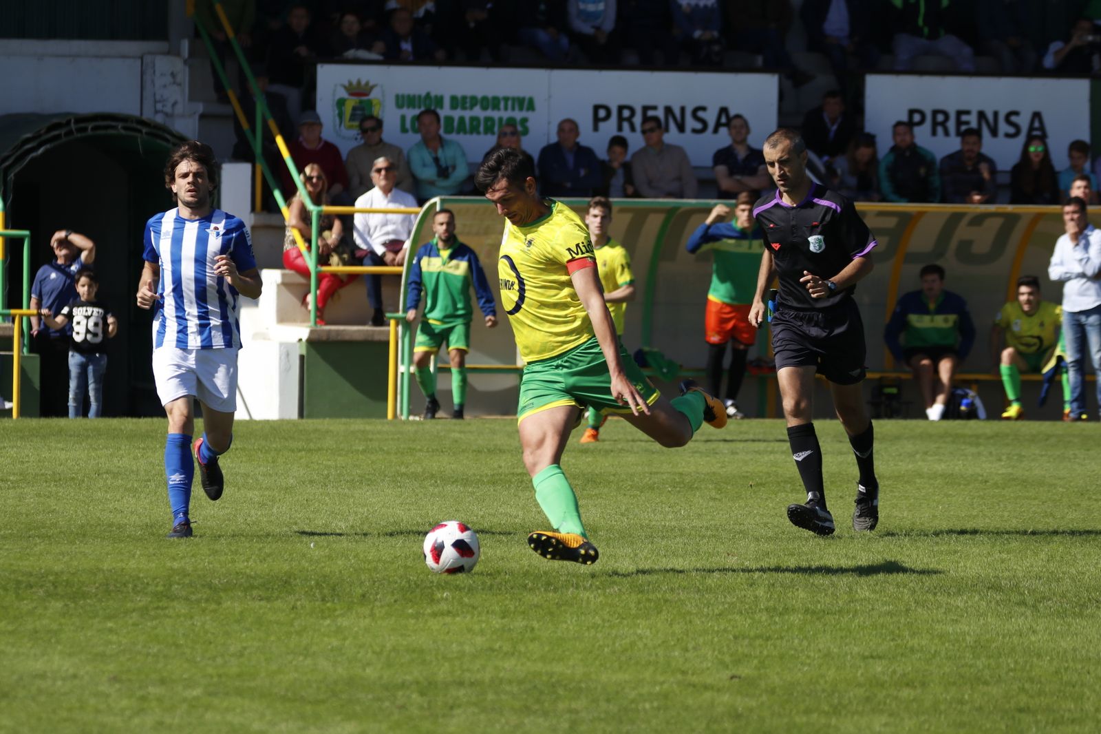 Otro fotograma Mario dispara para hacer el 1-0