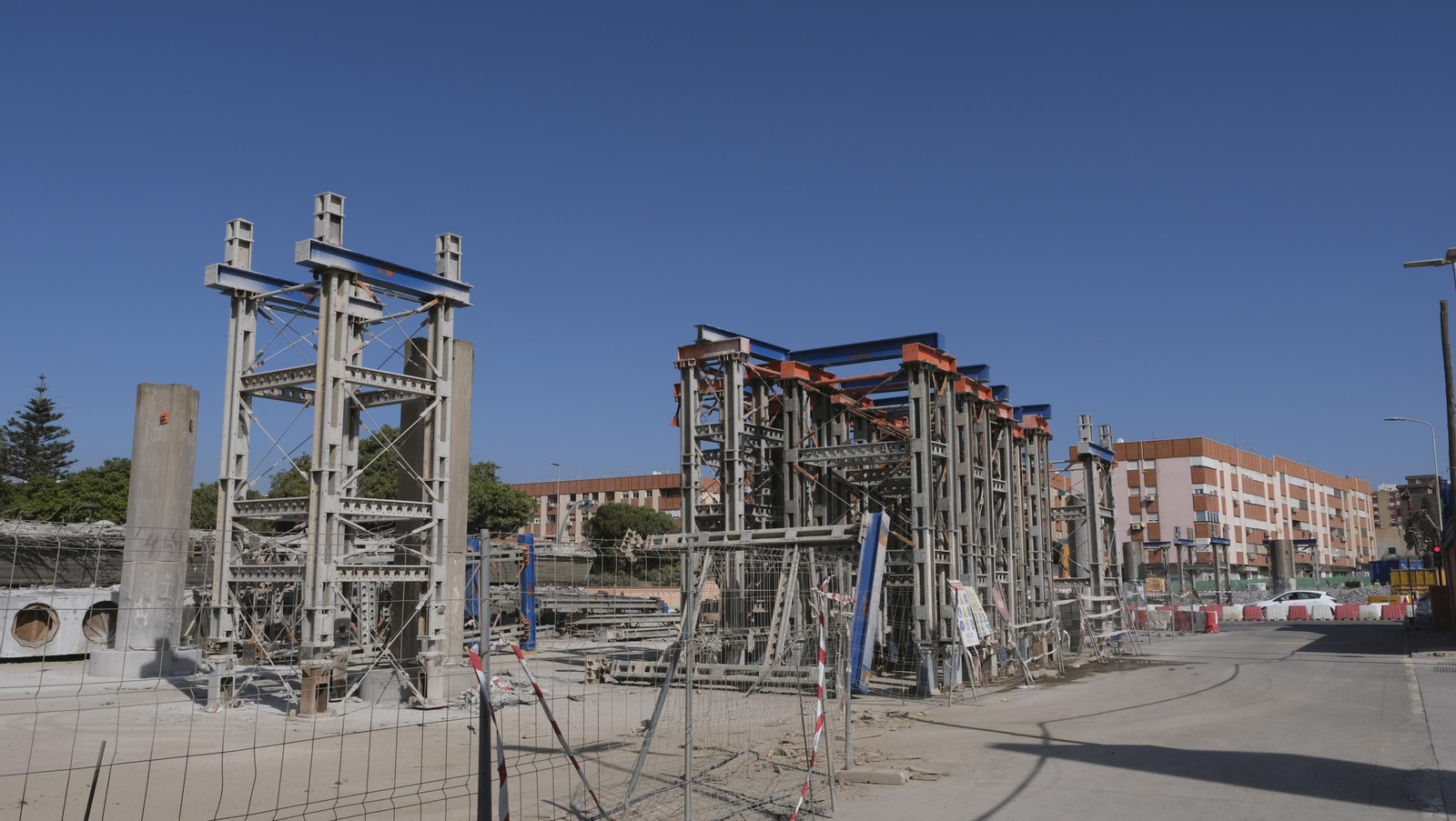El Puente de la Avenida del Mediterráneo en su última fase de desmantelamiento, en imágenes