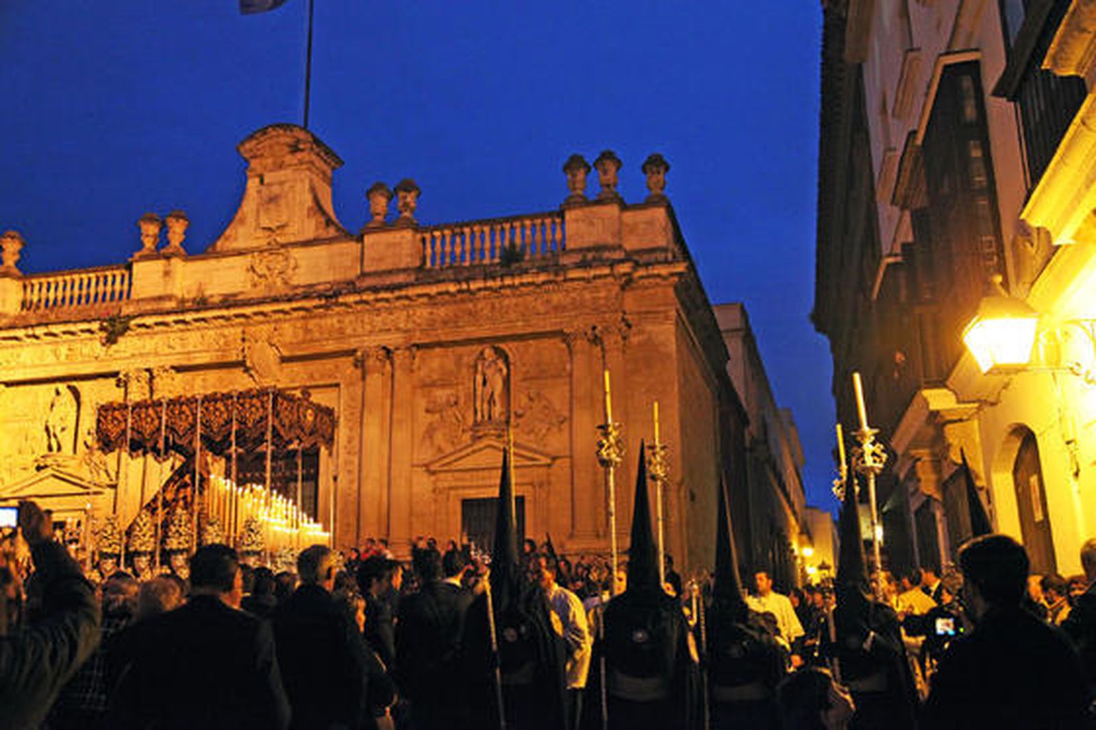 El Cabildo antiguo vuelve a protagonizar una bella estampa tras el palio de Nuestra Señora del Mayor Dolor a su paso por la plaza de la Asunción.  Foto: Vanesa Lobo