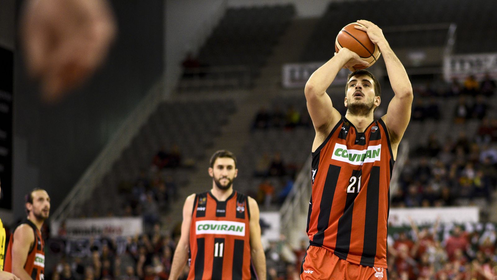 David Iriarte se dispone a lanzar un tiro libre en un partido de la pasada temporada