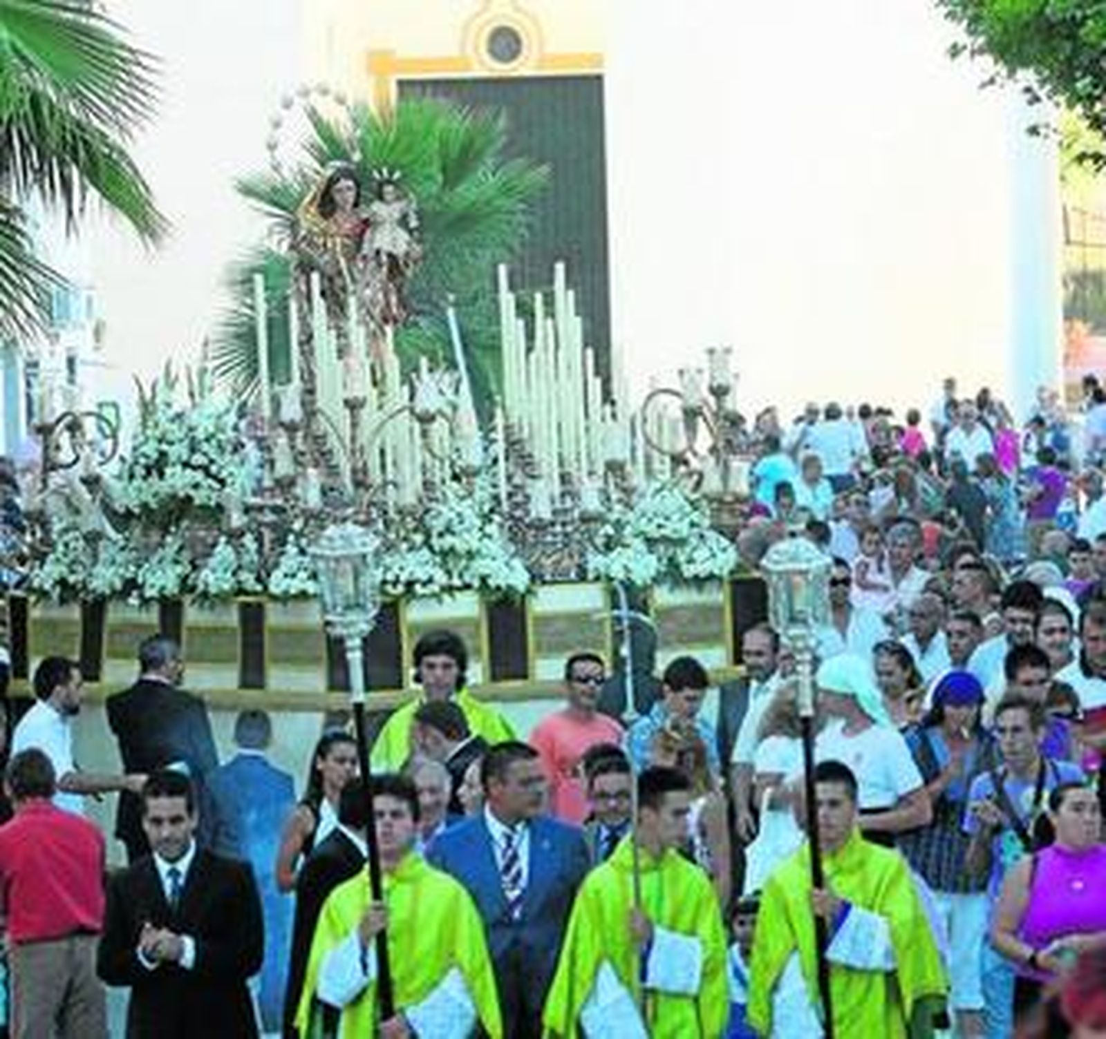 1. La Virgen del Carmen durante su salida procesional por su barriada, en la capital onubense. 2. Un momento de la bendición del nuevo camerín del altar de la Virgen del Carmen, en Punta Umbría. 3. La Reina de los Mares llevada a hombros por los hermanos costaleros dentro de la iglesia de Santa María del Mar, de Punta Umbría. 4. La imagen de la Patrona de los marineros durante su recorrido por la Barriada de la Pendola, en La Antilla. 5. La Patrona de los marineros en su salida procesional en Mazagón.  6. Mujeres depositan ramos de flores en la ofrenda floral  a la Virgen del Carmen en Isla Cristina.