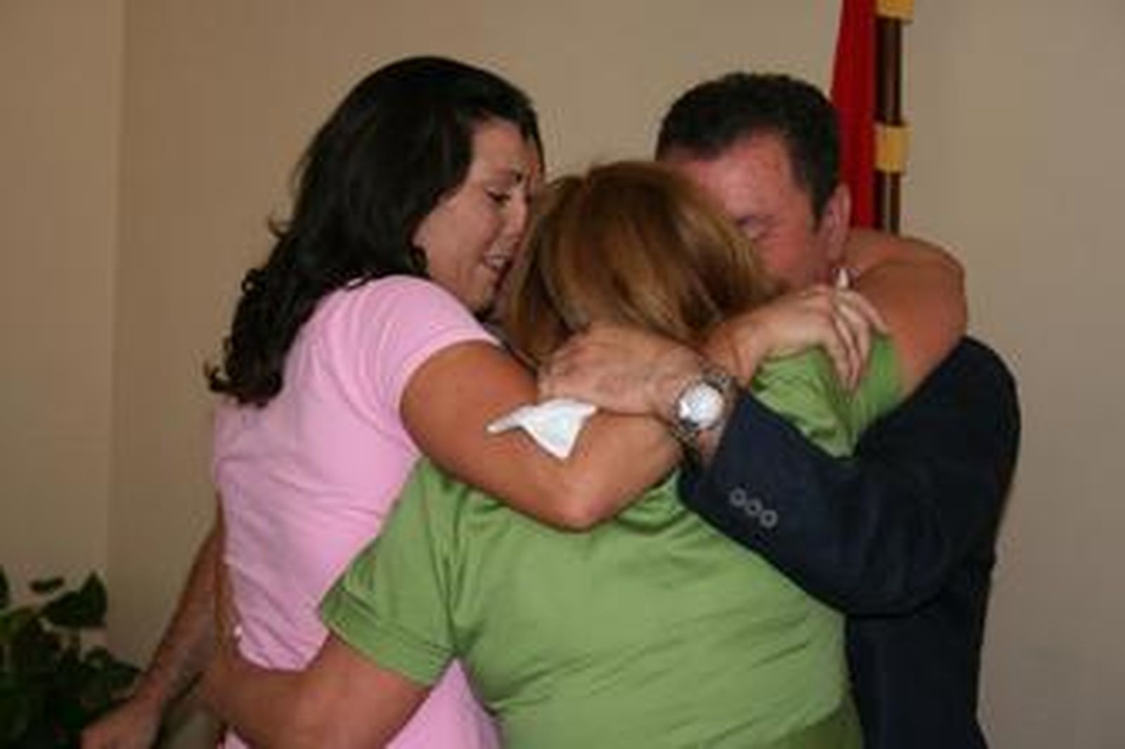 El alcalde de Sierra de Yeguas, Rafael Sánchez Lavado, abrazado a su hija y su esposa, el pasado miércoles.