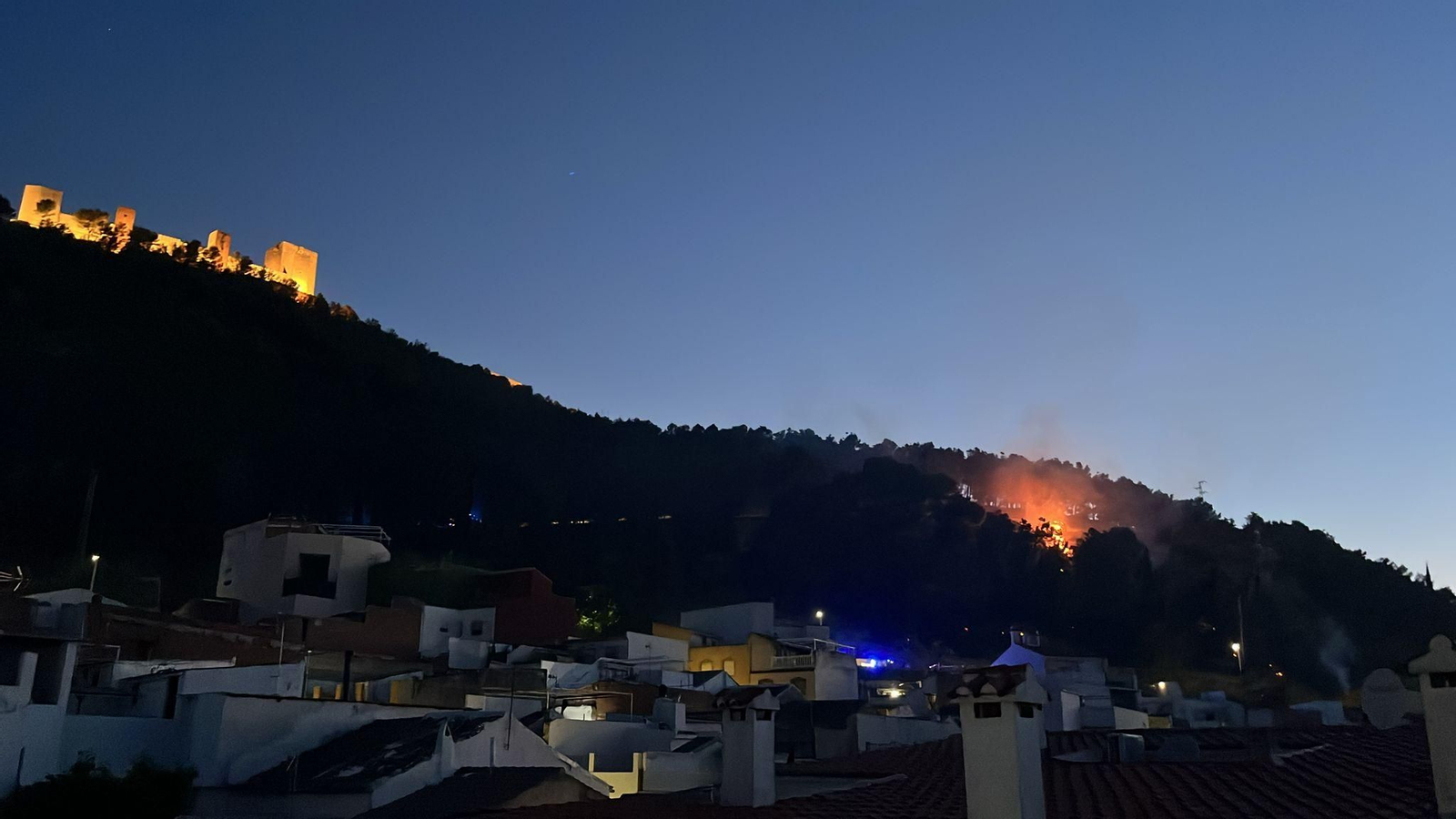 Panorámica del castillo de Santa Catalina con el incendio en sus faldas.