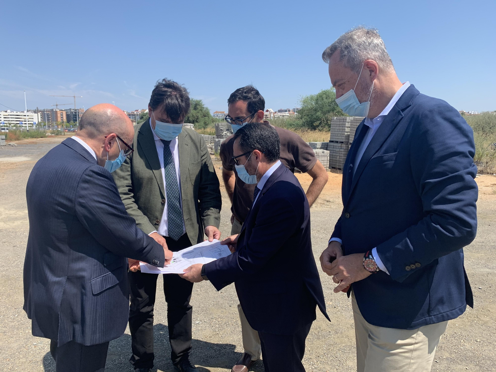 Visita a la parcela donde se construirán las viviendas.