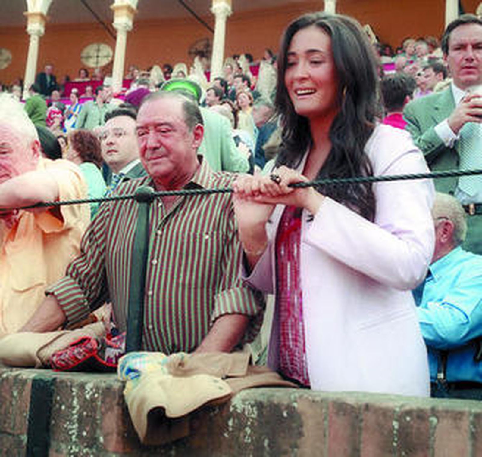 Martín Berrocal, con su hija Vicky, en la Maestranza en el año 2000.