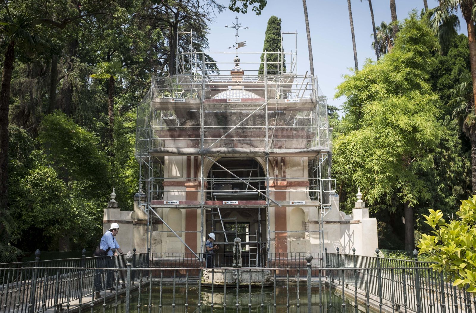 El Cenador del León y el estanque con la escultura que la da nombre.