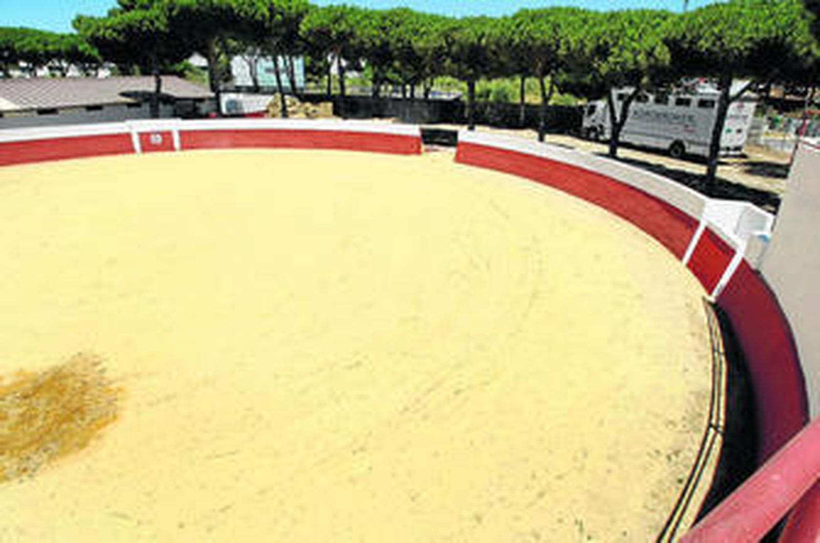 En el tentadero del Club de Golf  Vistahermosa se imparte el III Curso de Iniciación para aficionados prácticos.