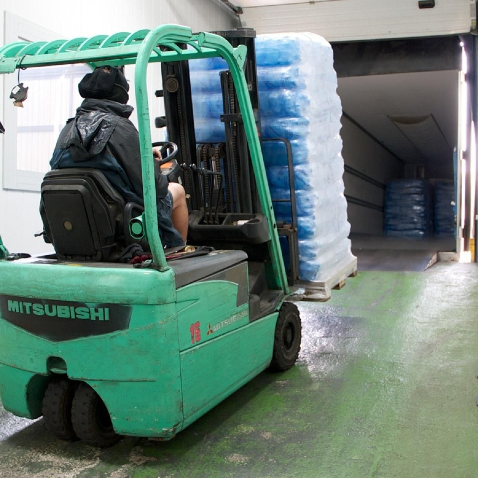 Un operario carga hielo en la fábrica de Procubitos.