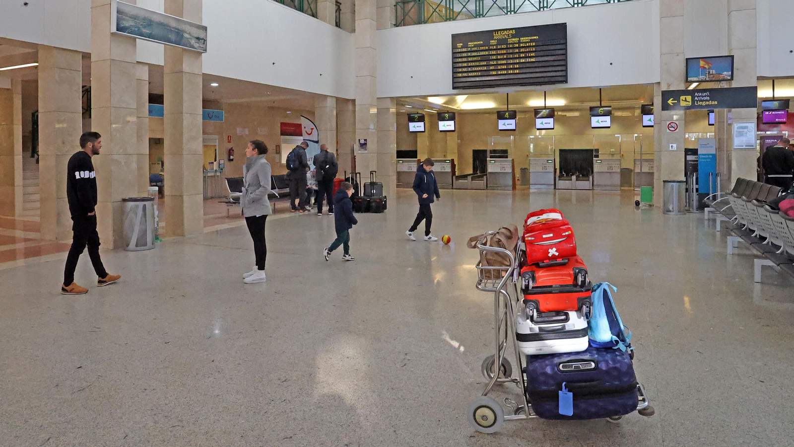 Una familia esperando la salida de su vuelo en el Aeropuerto de Jerez en la mañana de este lunes.