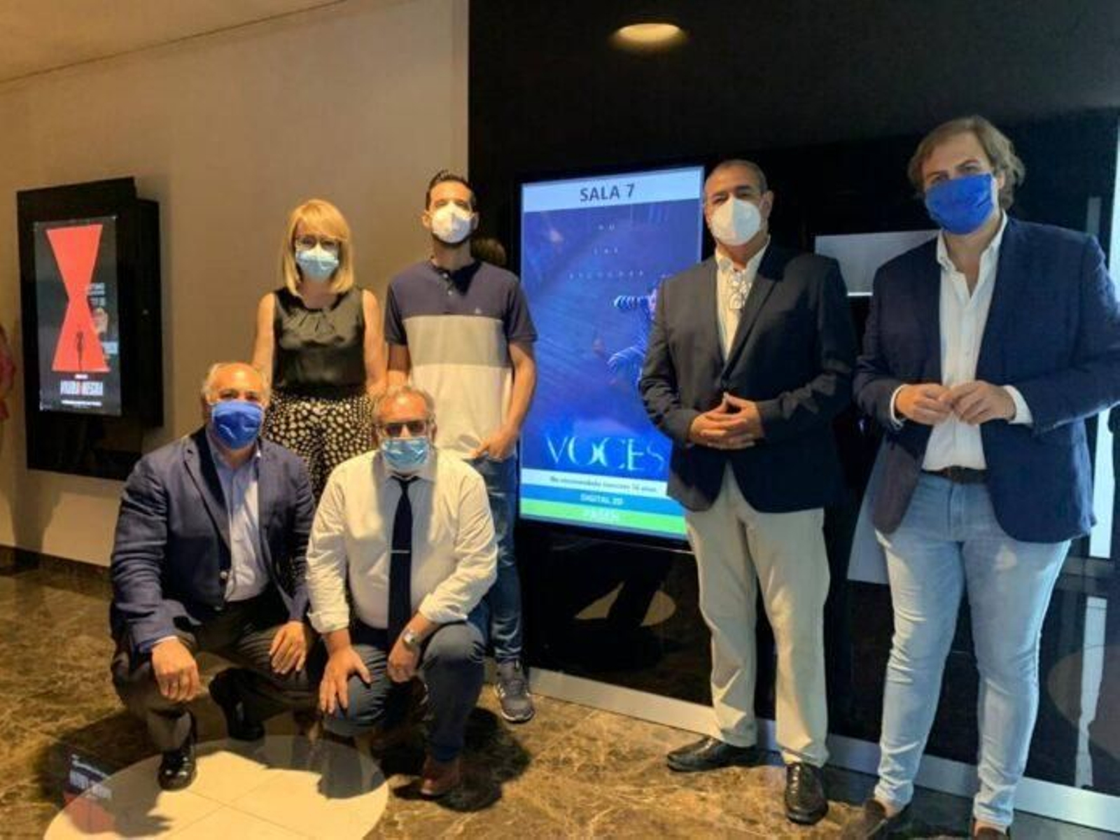 Ángel Gómez Hernández, segundo por la izquierda de pie, arropado en el estreno de 'Voces' en Algeciras.