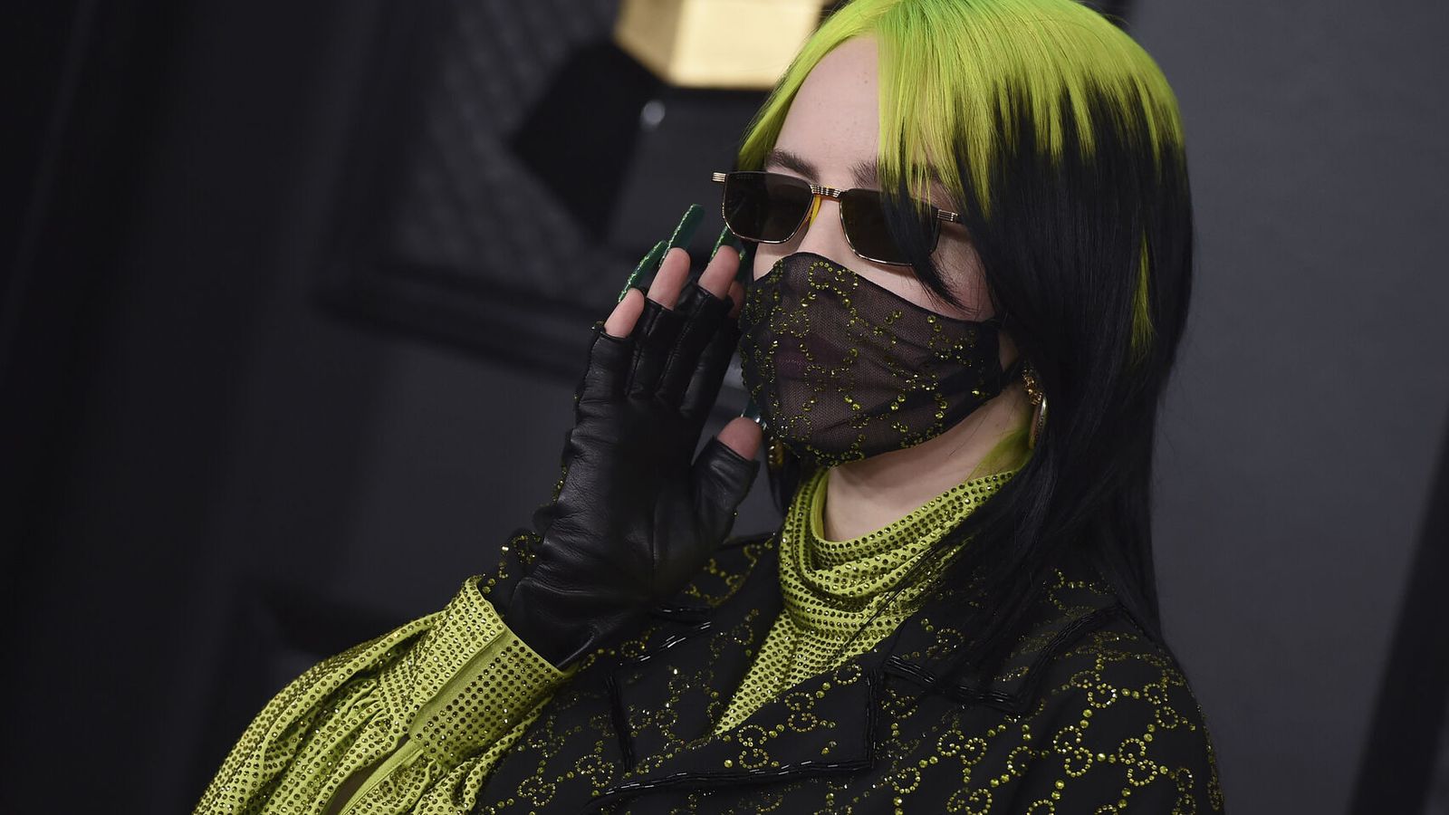 La cantante Billie Eilish fue una de las primeras celebridades que lució mascarilla en un 'photocall'.