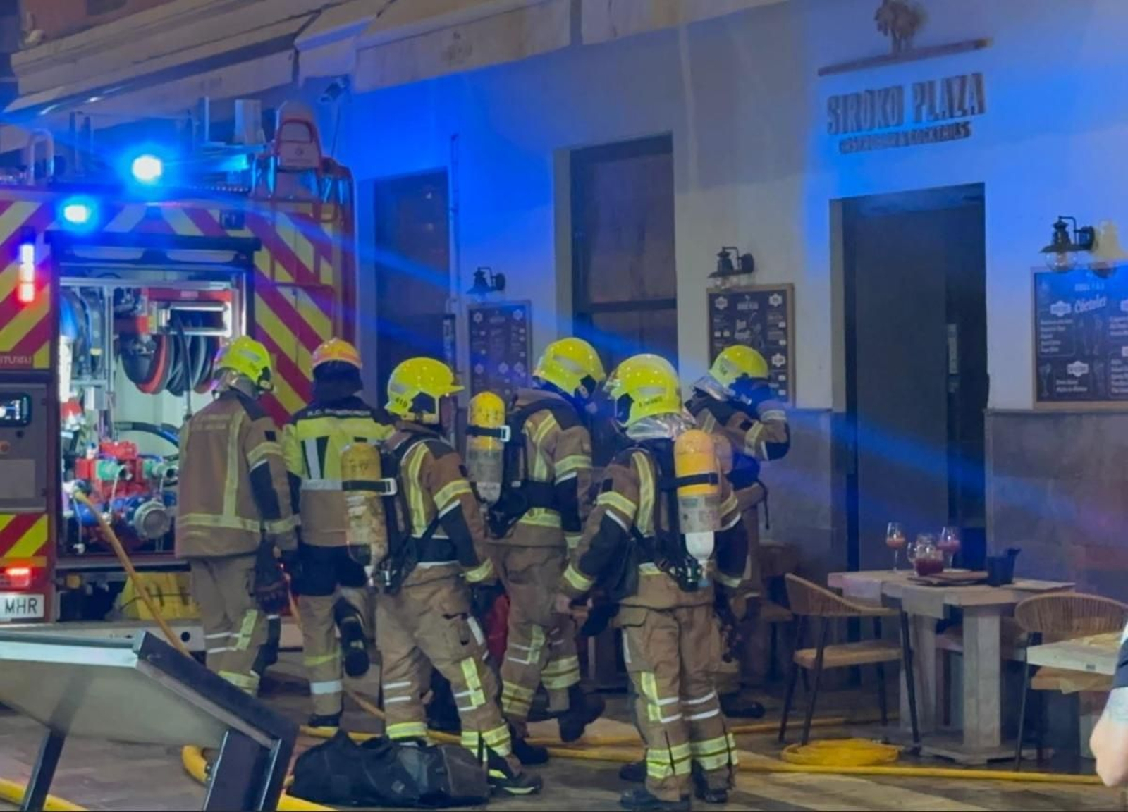 Los bomberos anoche durante su intervención en el incendio del centro de Málaga.