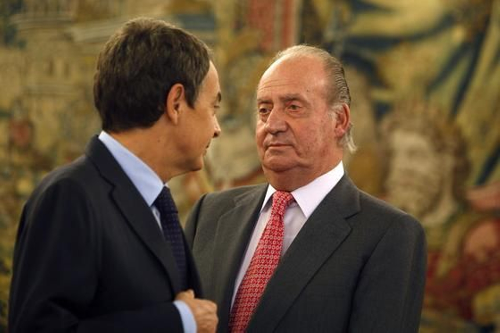 El presidente del Gobierno, José Luis Rodríguez Zapatero, charla con el Rey.

Foto: AFP Photo