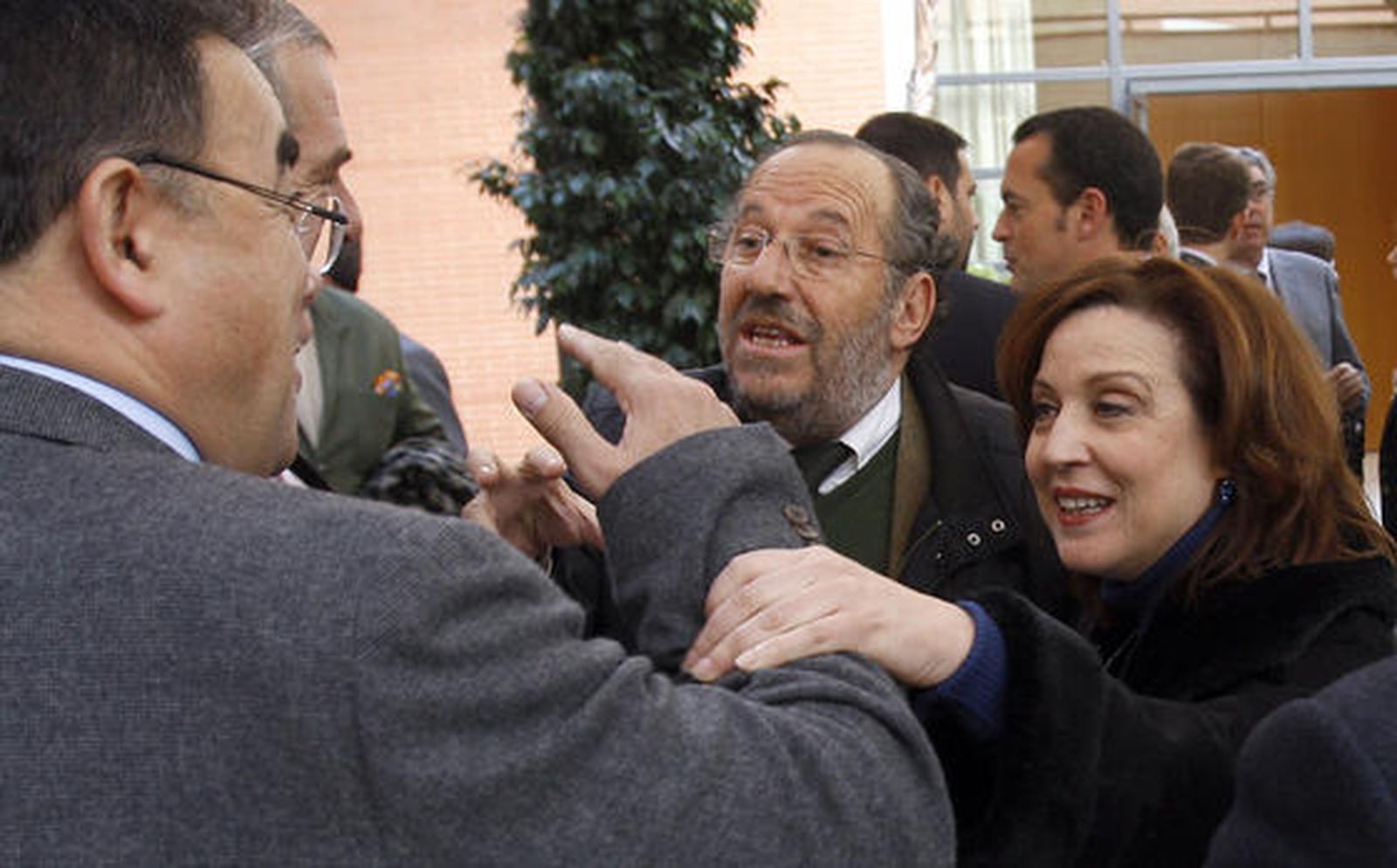 Rafael Centeno, Ramón Triviño, Enrique Linde y Mariluz Reguero discuten animadamente en el patio del hotel NH Guadalmedina, donde se celebró el Foro Joly con el consejero de Cultura.

Foto: S. Camacho· Migue Fernandez