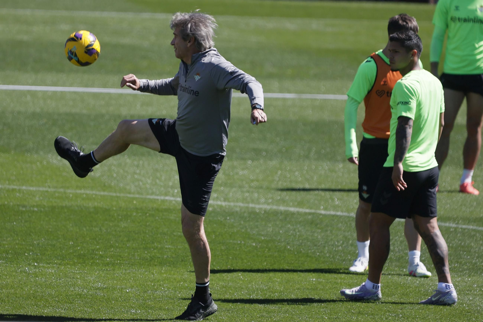 Las imágenes del gran ambiente en el entrenamiento del Betis