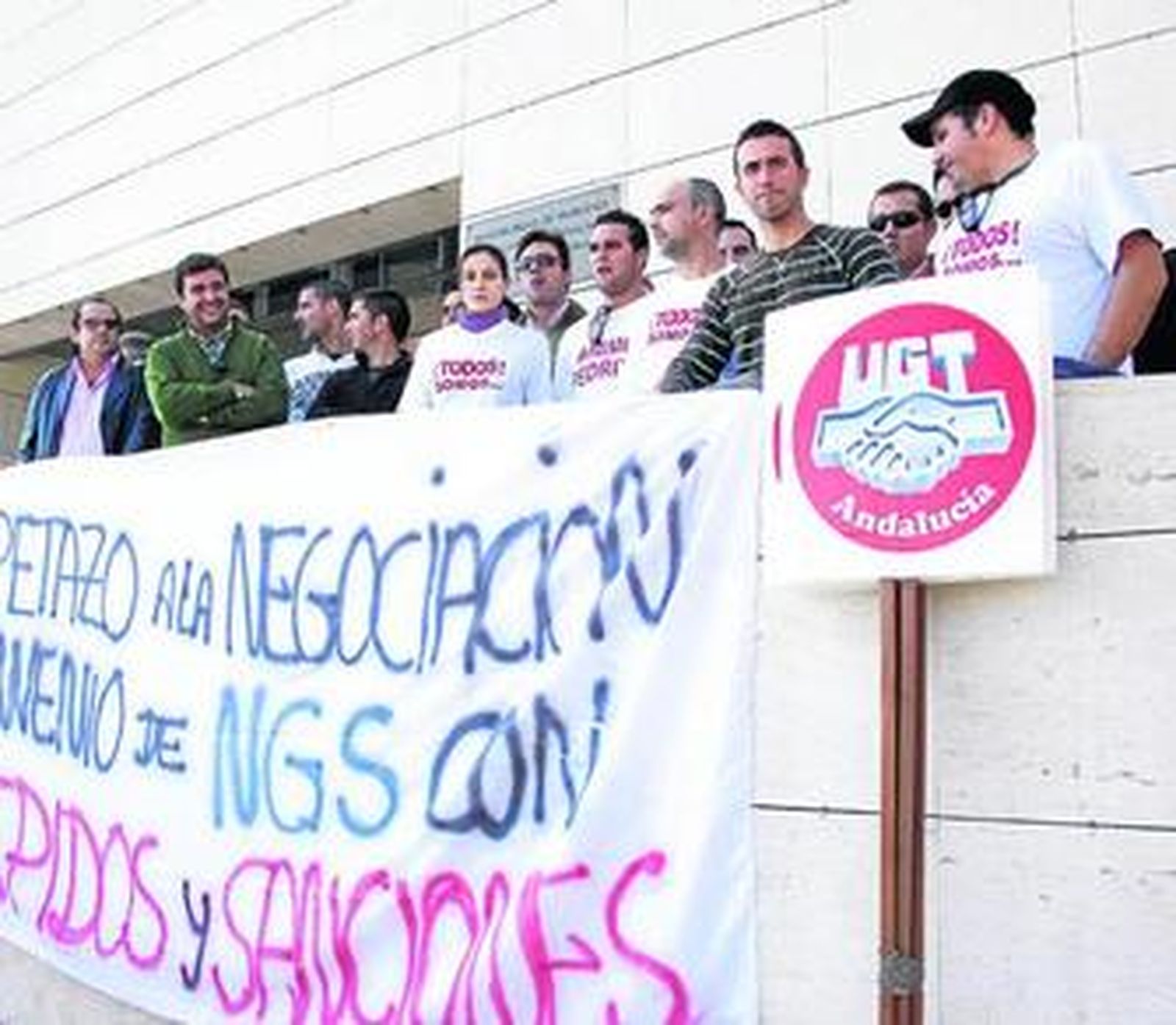 Los trabajadores despedidos de Nueva Generadora del Sur, ayer en la sede de la Mancomunidad.
