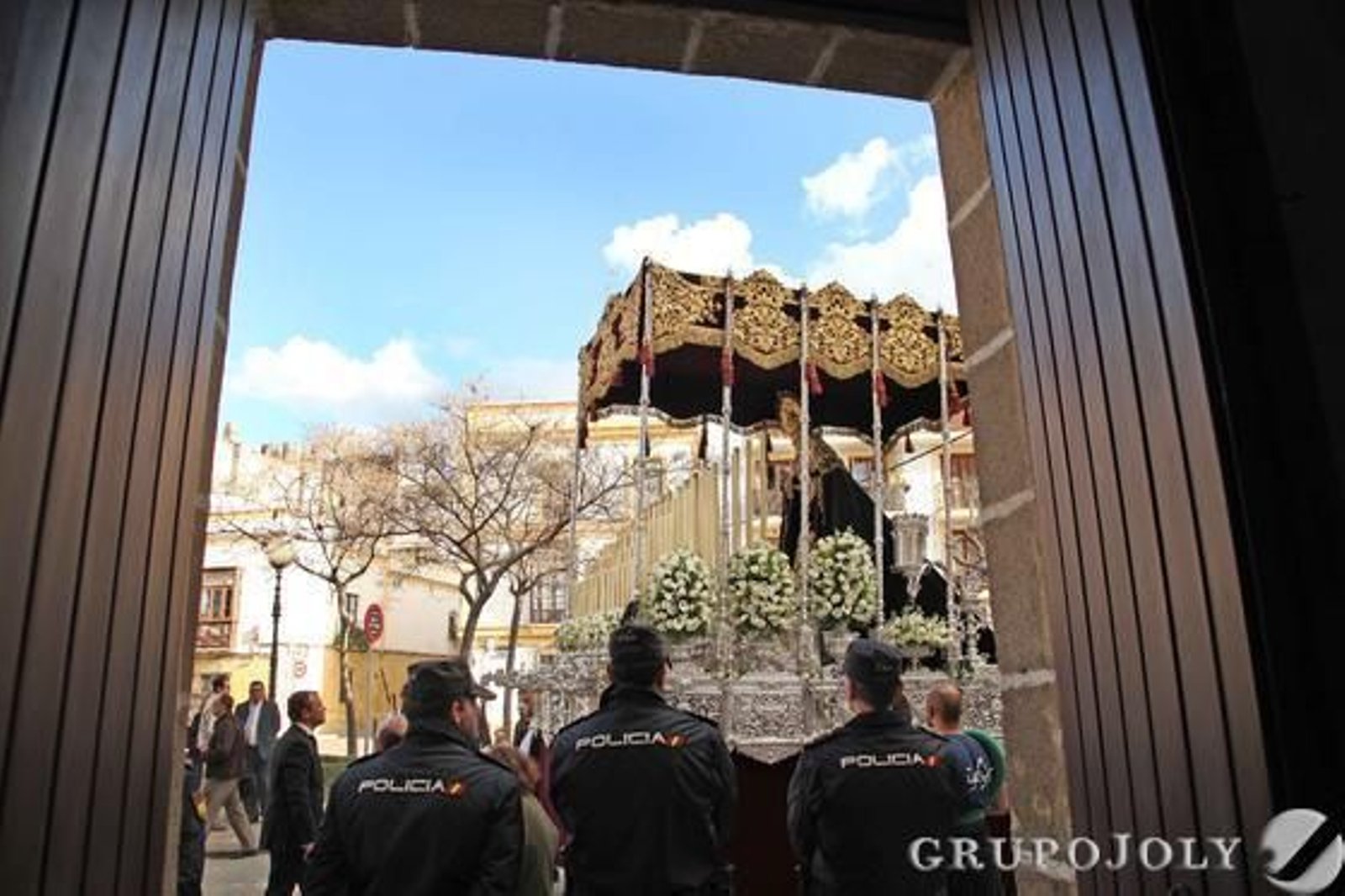 El palio de la Virgen del Perpetuo Socorro frente a la Policía Nacional.

Foto: Vanesa Lobo