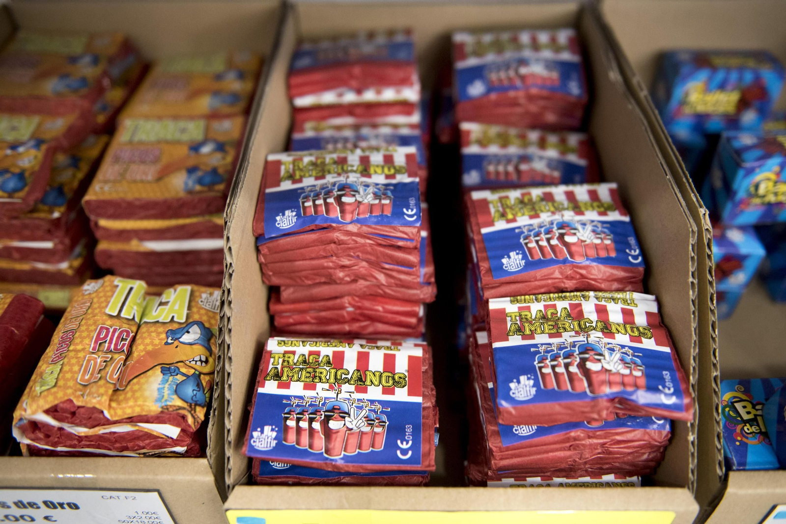 Venta de petardos en una tienda.