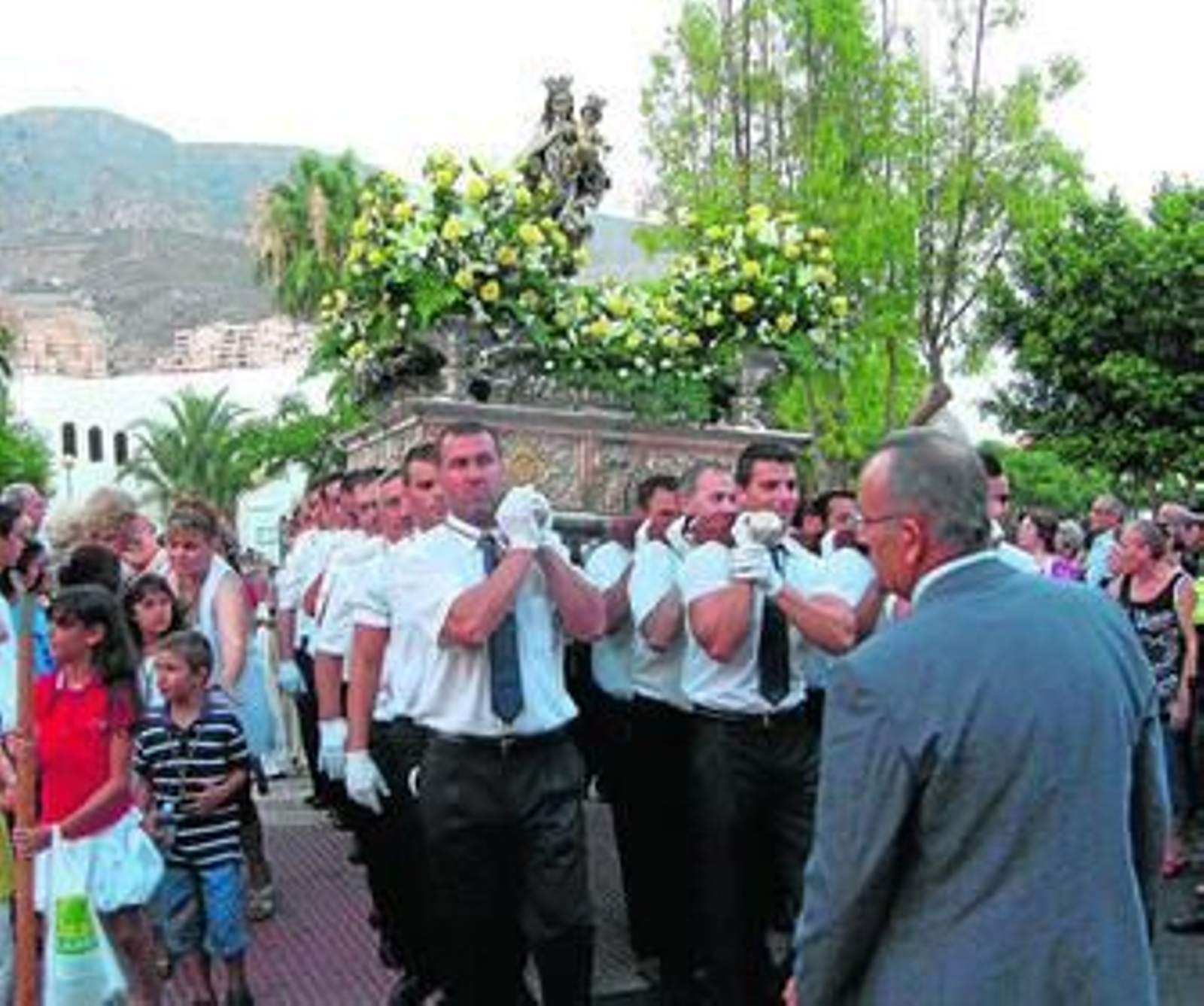 A la misa acudieron multitud de personas.