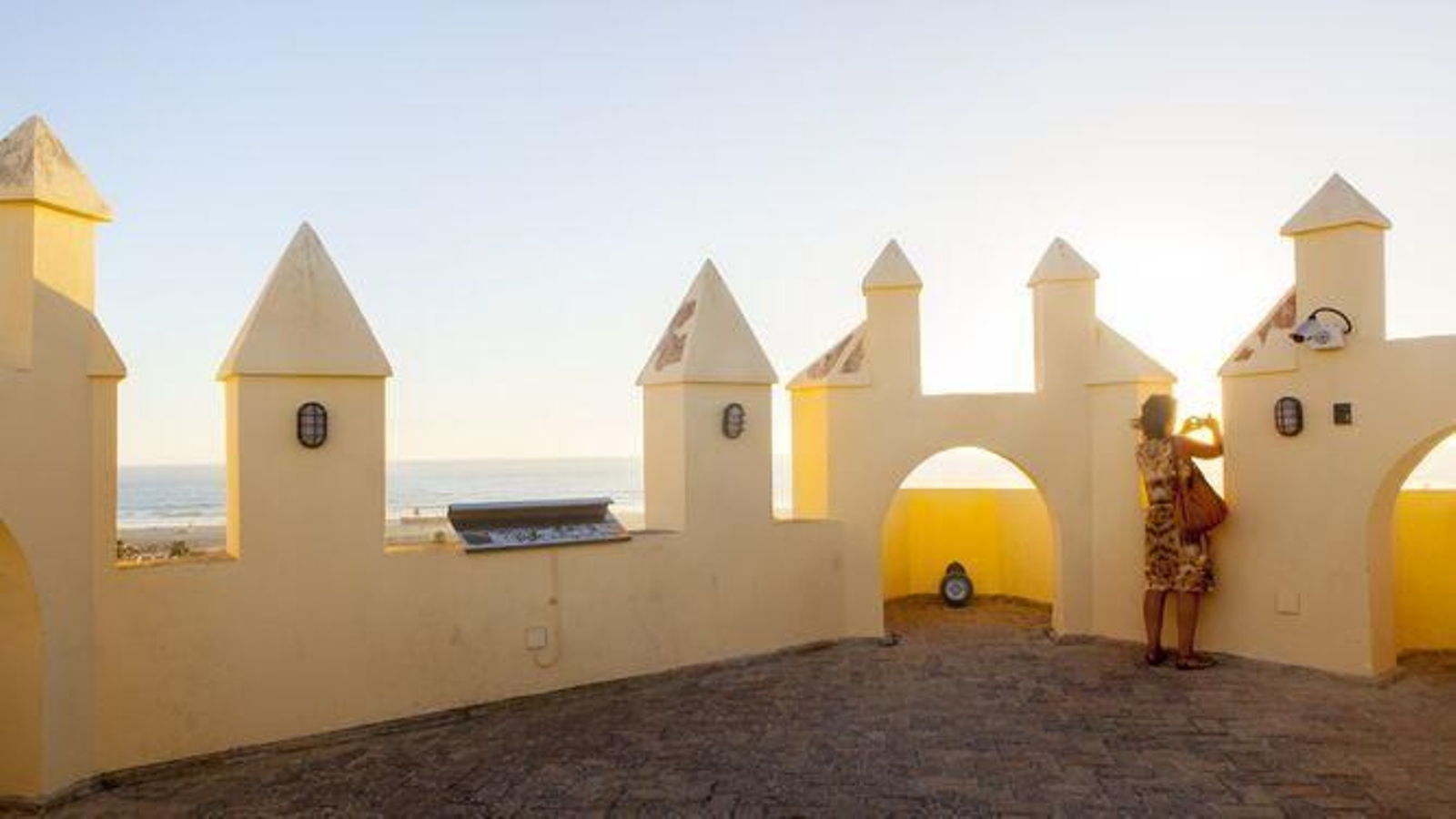 Qué ver: Subir a la histórica Torre Guzmán para disfrutar de las vistas del pueblo de Conil y sus playas