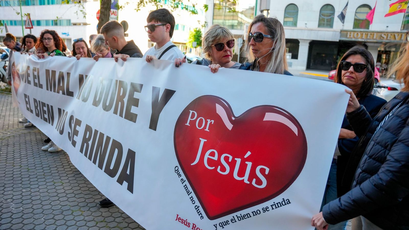 Familiares y amigos de Jesús Rosado Jiménez se manifiestan el día que arrancó el juicio al menor.