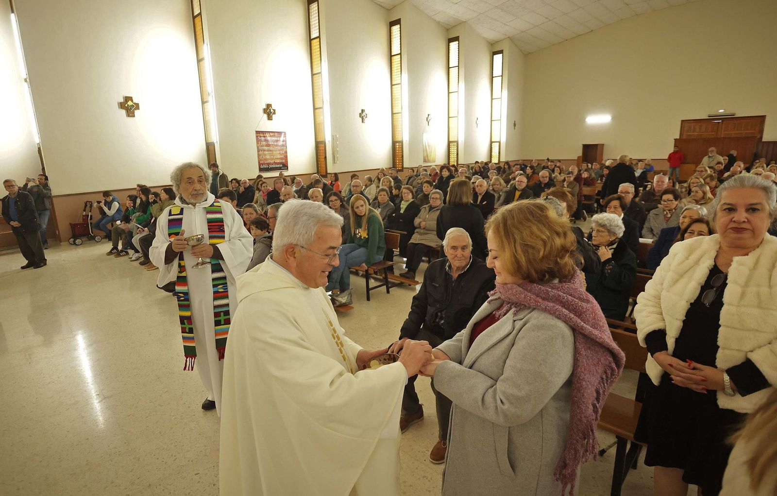 Fotos de la misa conmemorativa de los 50 años de dedicación del padre Pedro a la parroquia y al barrio de La Piñera