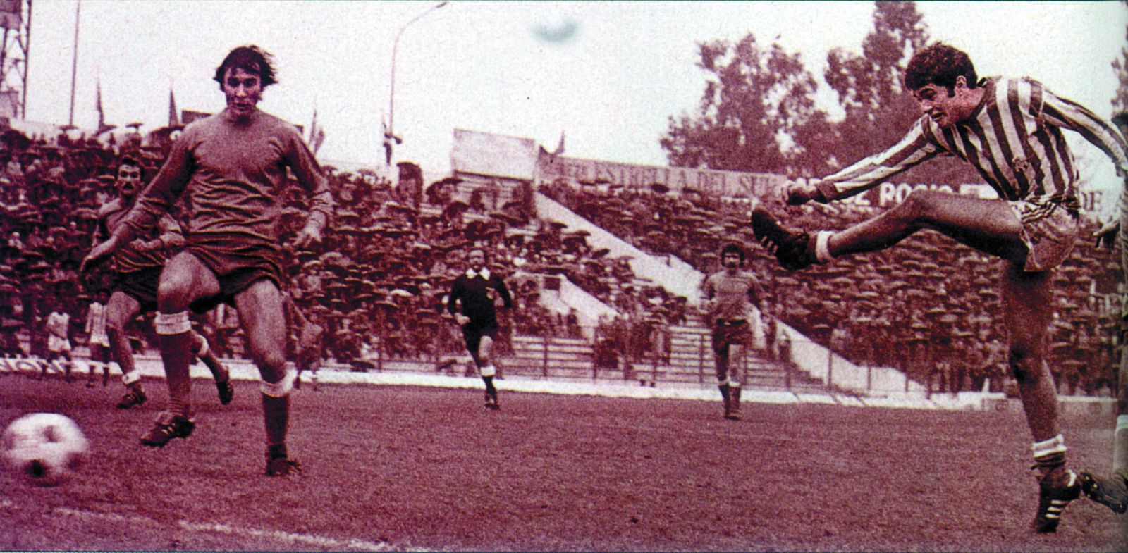 1 Una jugada de Rafael Gordillo, tirando a puerta, como jugador del Betis en un partido contra el Deportivo de La Coruña. 2. Imagen de Gordillo como jugador del Real Madrid, equipo en el que jugó durante siete temporadas.