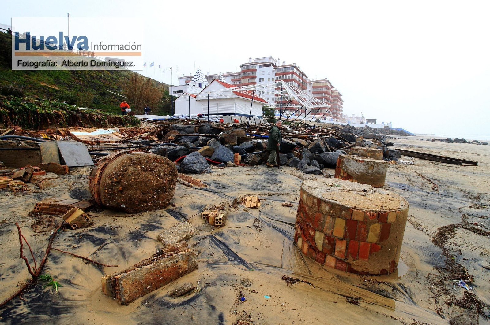 Imágenes del temporal de viento y lluvia en la playa de Matalascañas
