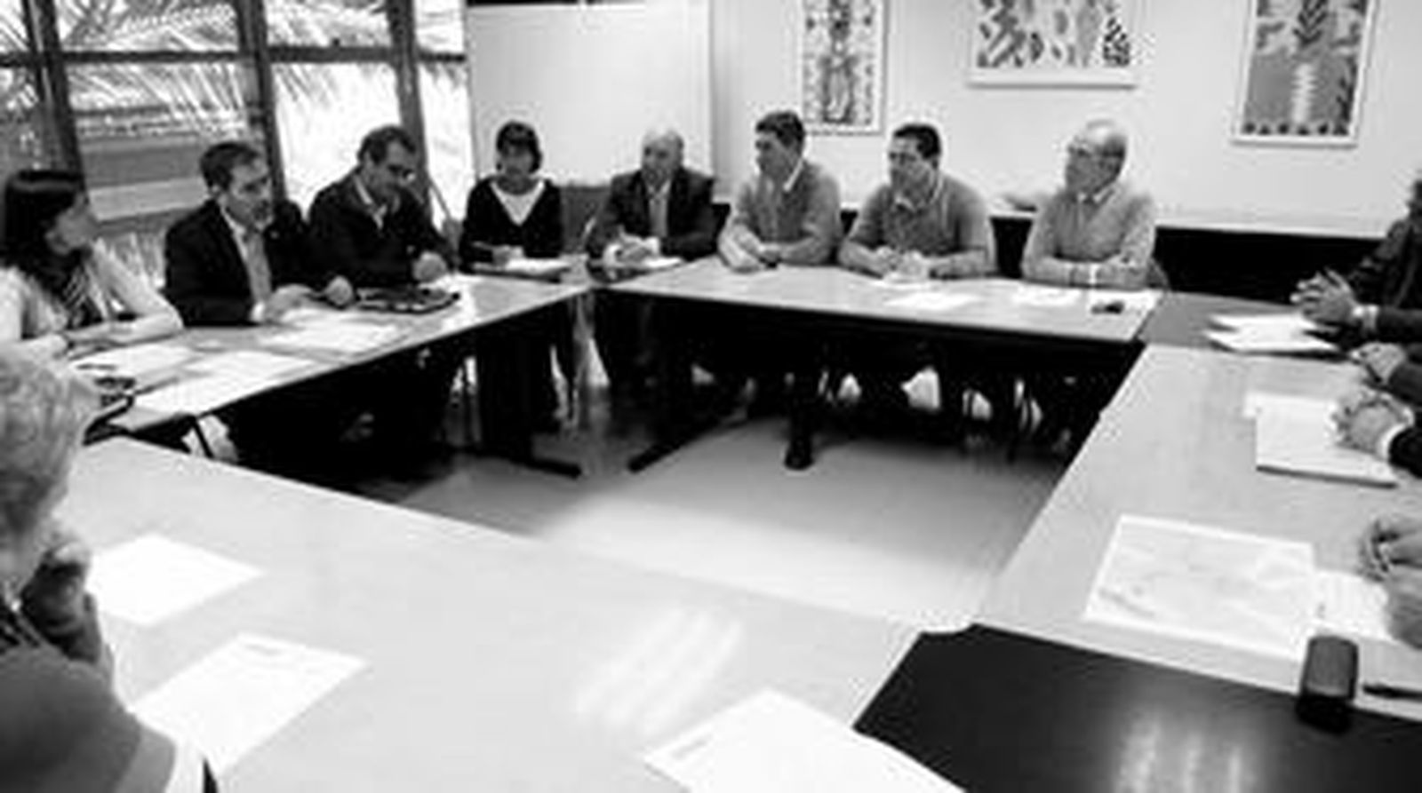 Hosteleros de la plaza de la Herrería, representantes de las asociaciones de comerciantes, técnicos municipales y de la empresa construtora, reunidos ayer.