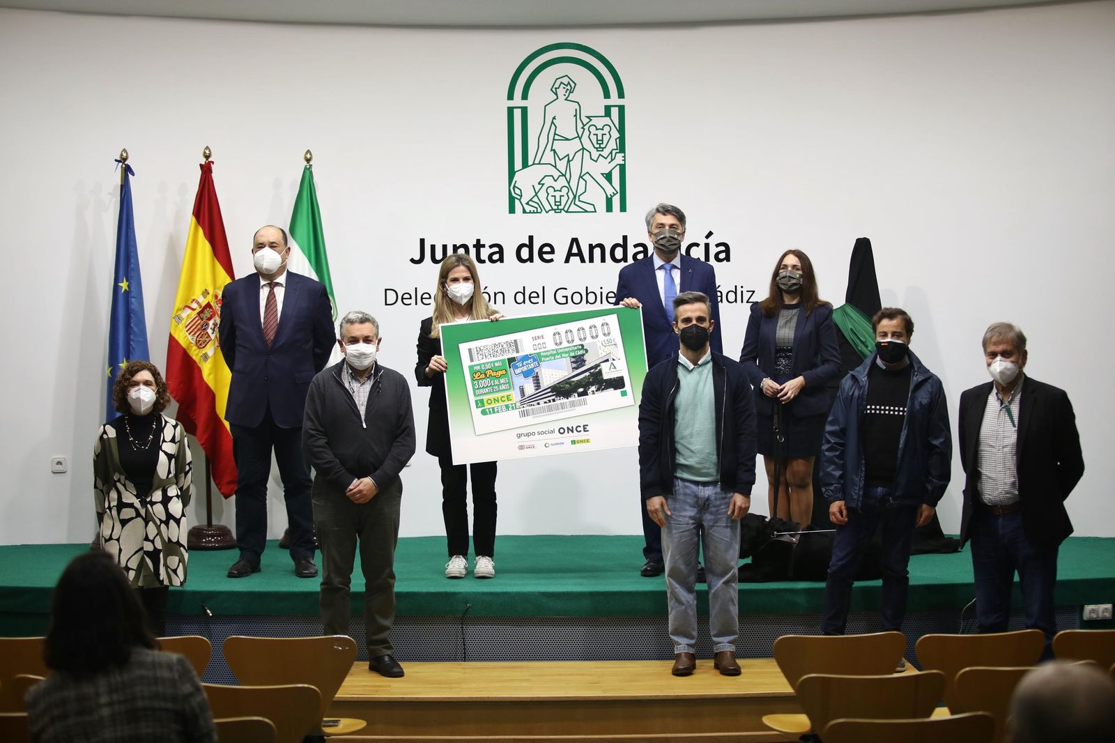 Imagen de los participantes en el acto y de una representación de los profesionales sanitarios de la provincia de Cádiz