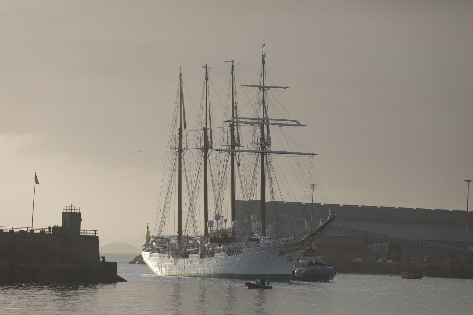 Las imágenes del 'Elcano' en su primera ciudad de vuelta a España, con la princesa Leonor a bordo