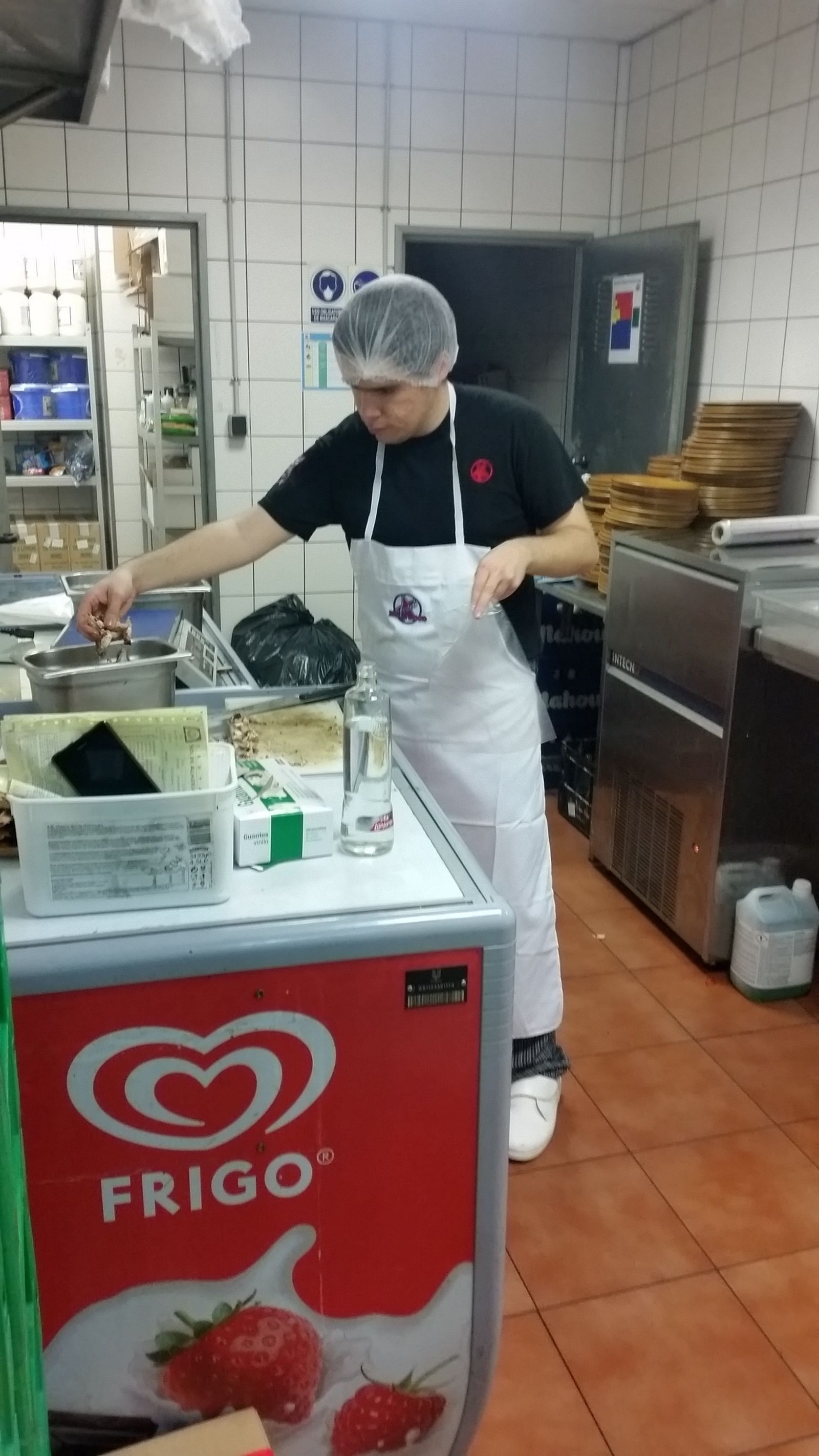 Los nuevos empleados junto a los fundadores de Vive y la responsable de Foster en Almería.