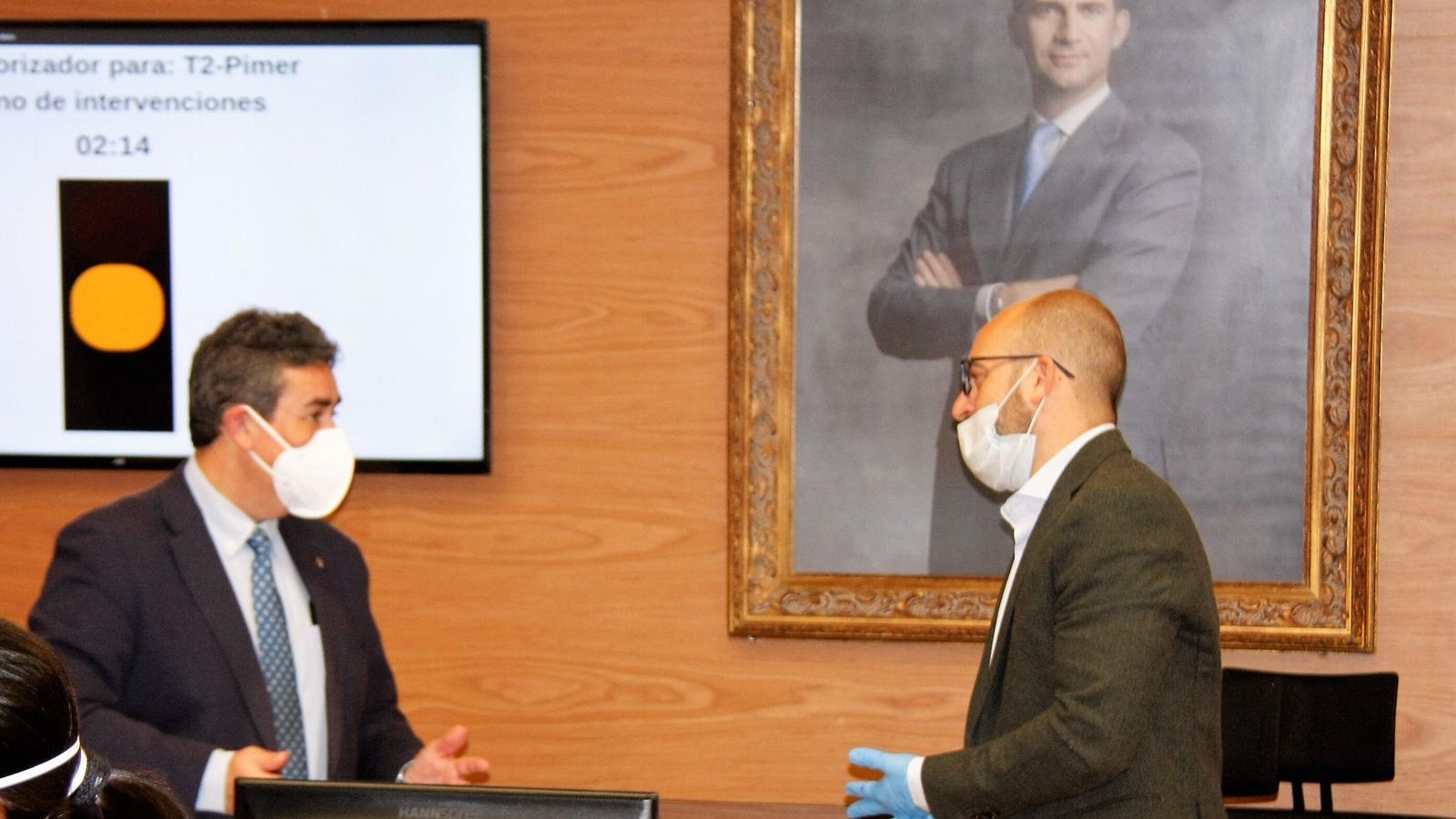 El alcalde Germán Beardo, con el secretario municipal.