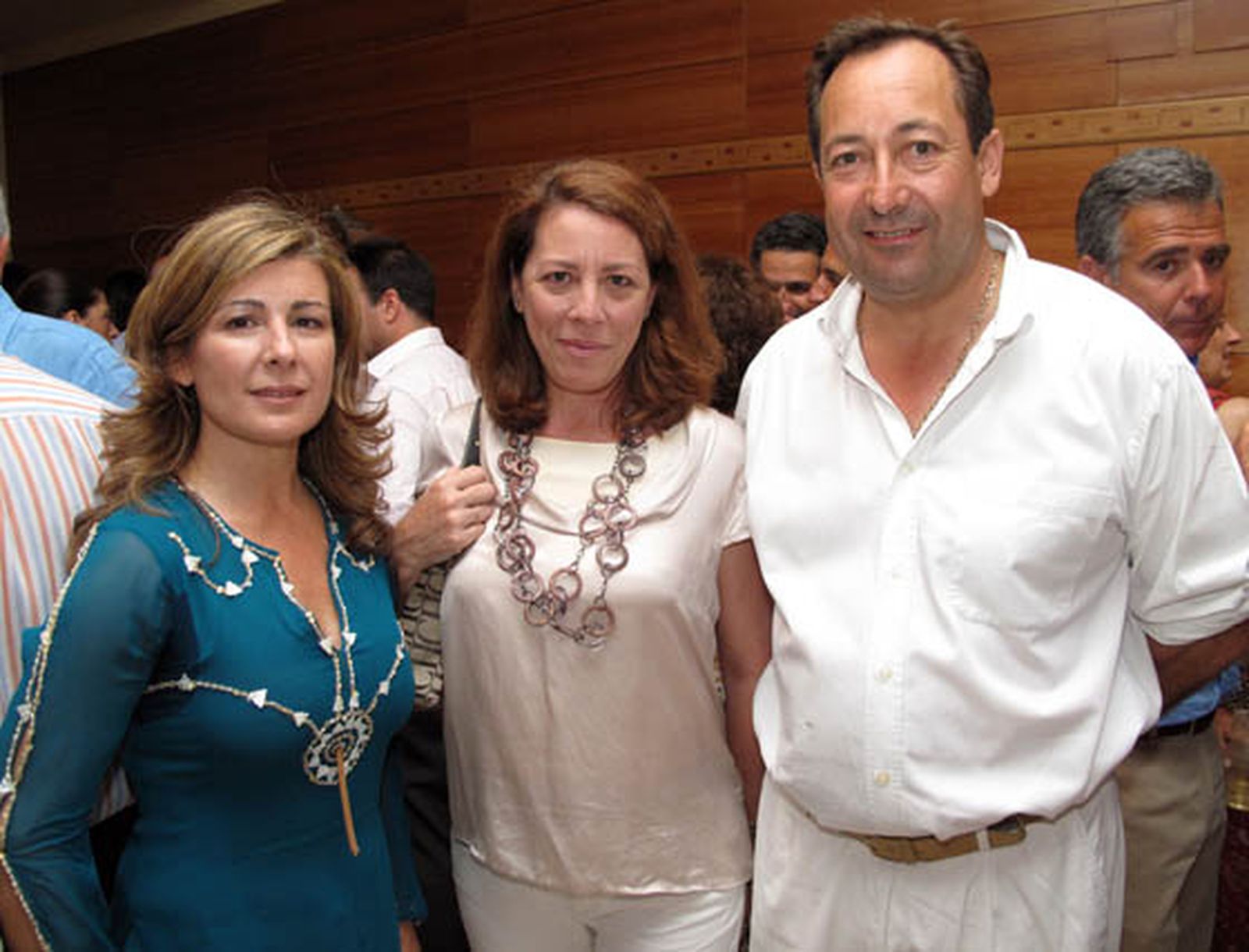 Miriam García-Corona, Mercedes Carvajal Murube y Juan de Porres, secretario general de Lándaluz.


Foto: Victoria Ramírez