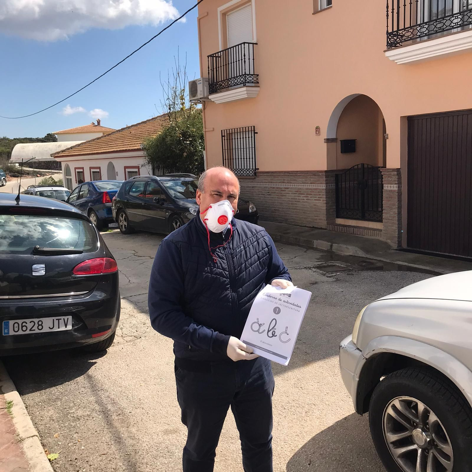 El regidor de Periana, Rafael Torrubia, tras imprimir los deberes de uno de los escolares del pueblo.