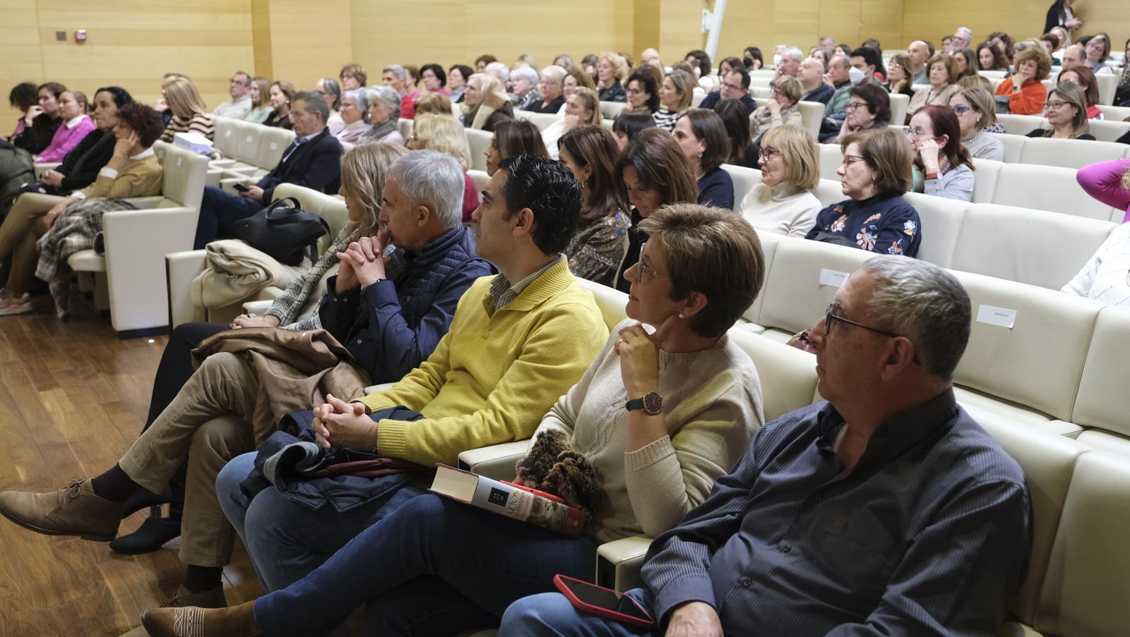 Imágenes del Diario de los Libros con la escritora ganadora del Premio Planeta 2022, Luz Gabás